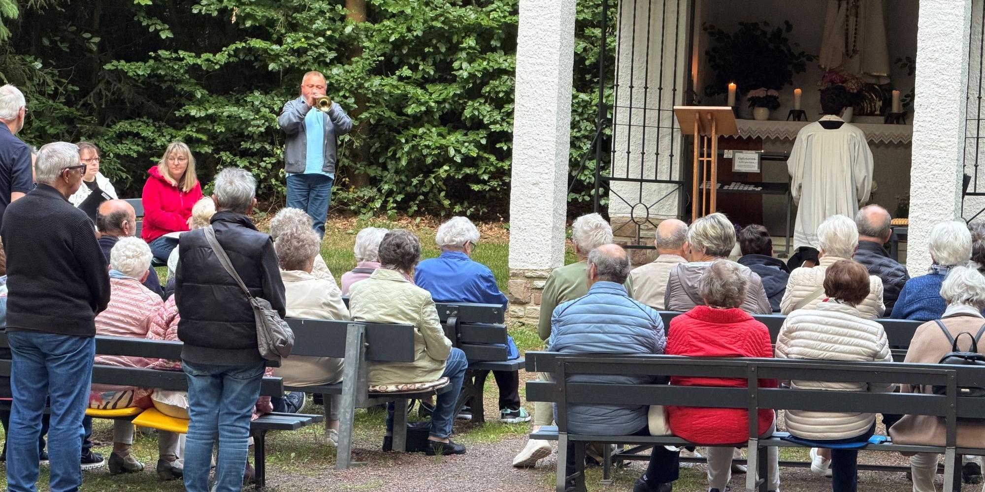Kaplan Christian Jager an der Waldkapelle, Toni Schicke intonierte das Ave Maria von Fatima