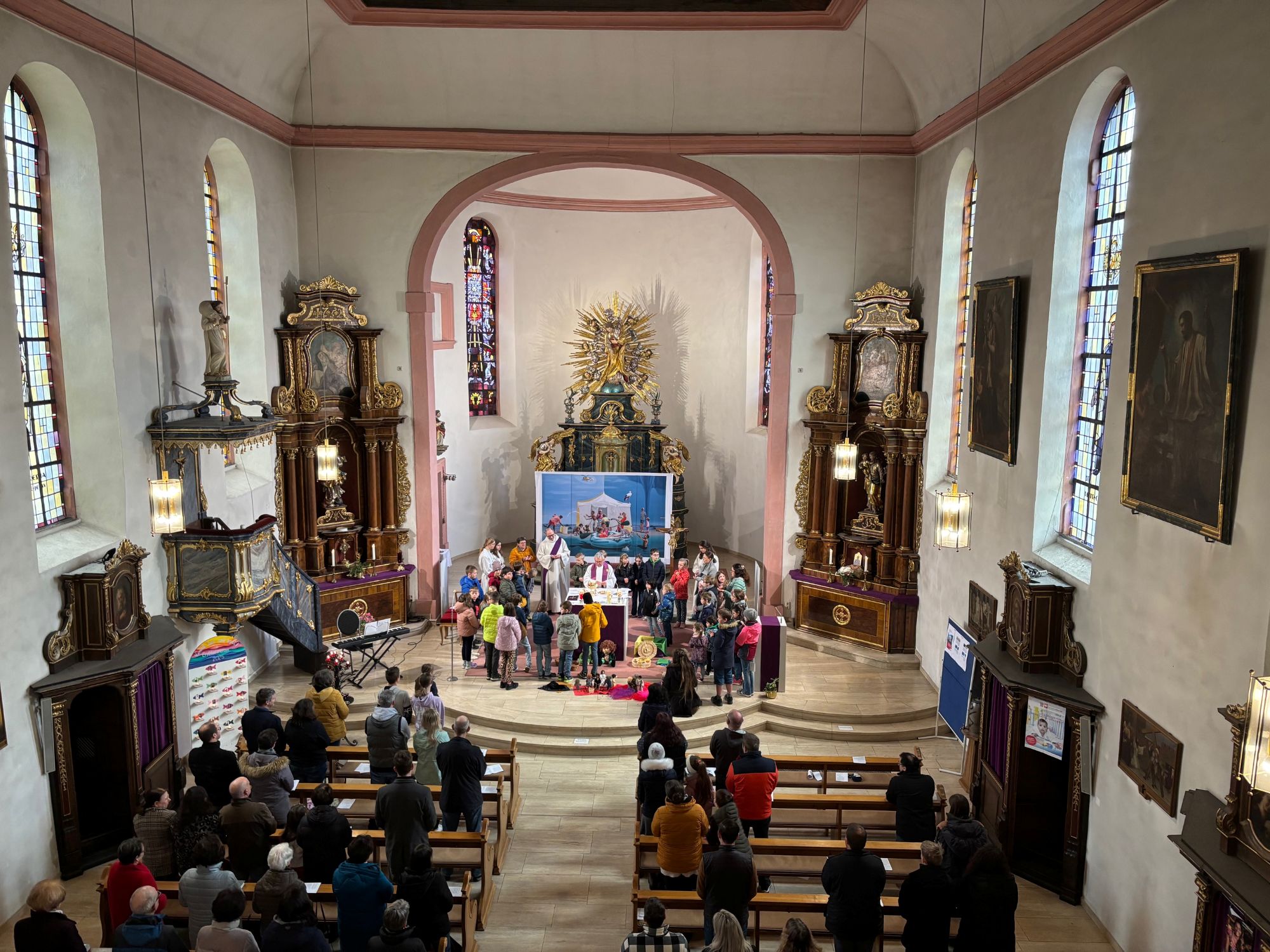 Gemeinsam mit der Gemeinde feierten die Familien einen Gottesdienst