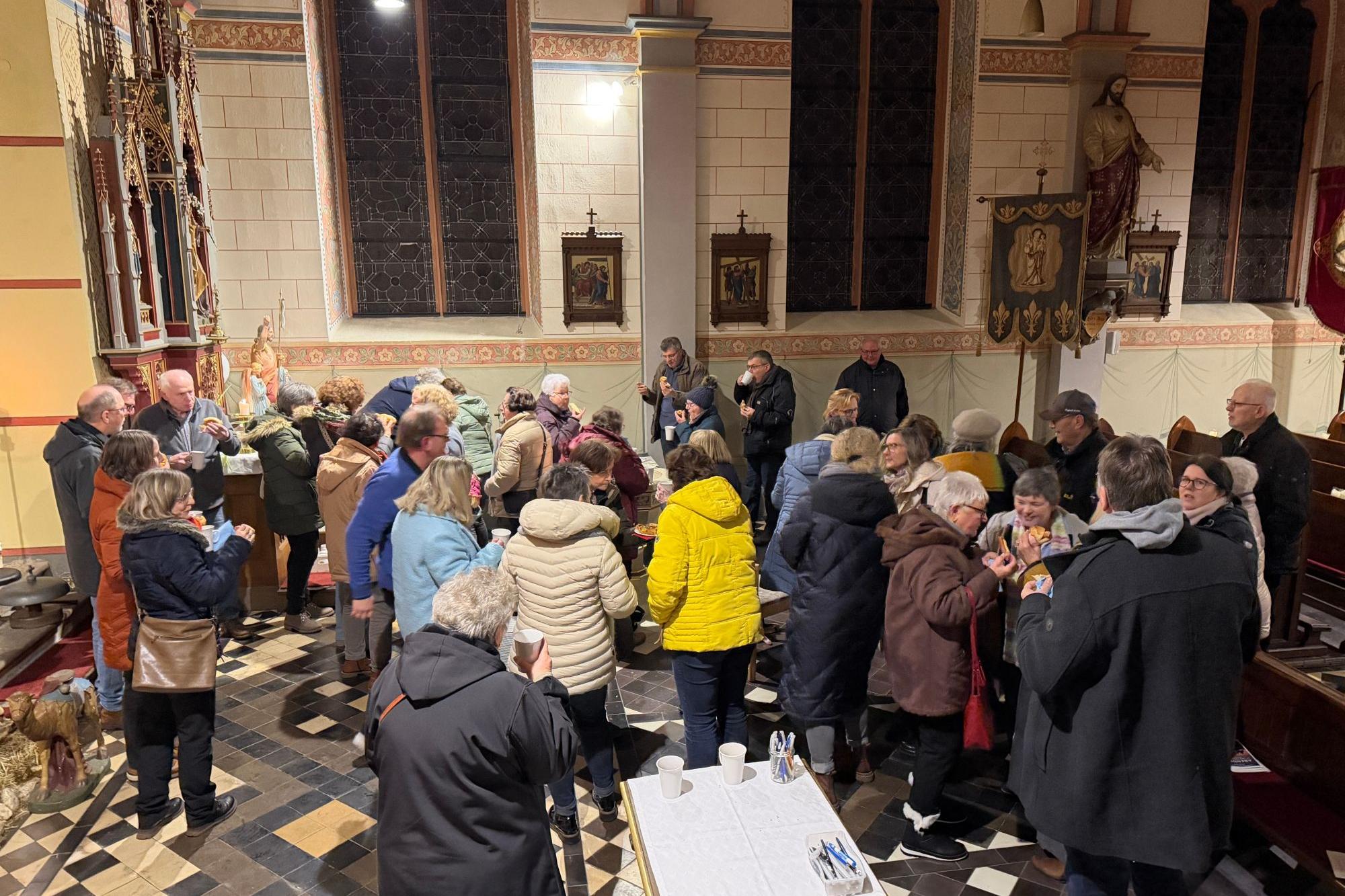 Im Anschluss an das Abendlob verweilten die Gläubigen noch bei guten Gesprächen