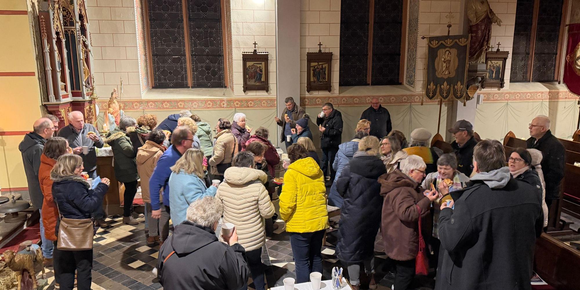 Im Anschluss an das Abendlob verweilten die Gläubigen noch bei guten Gesprächen