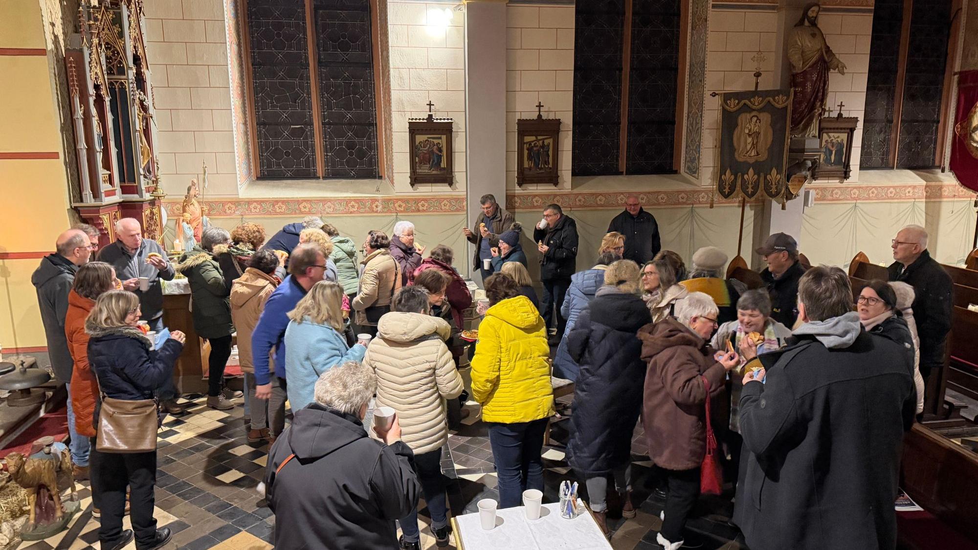 Im Anschluss an das Abendlob verweilten die Gläubigen noch bei guten Gesprächen