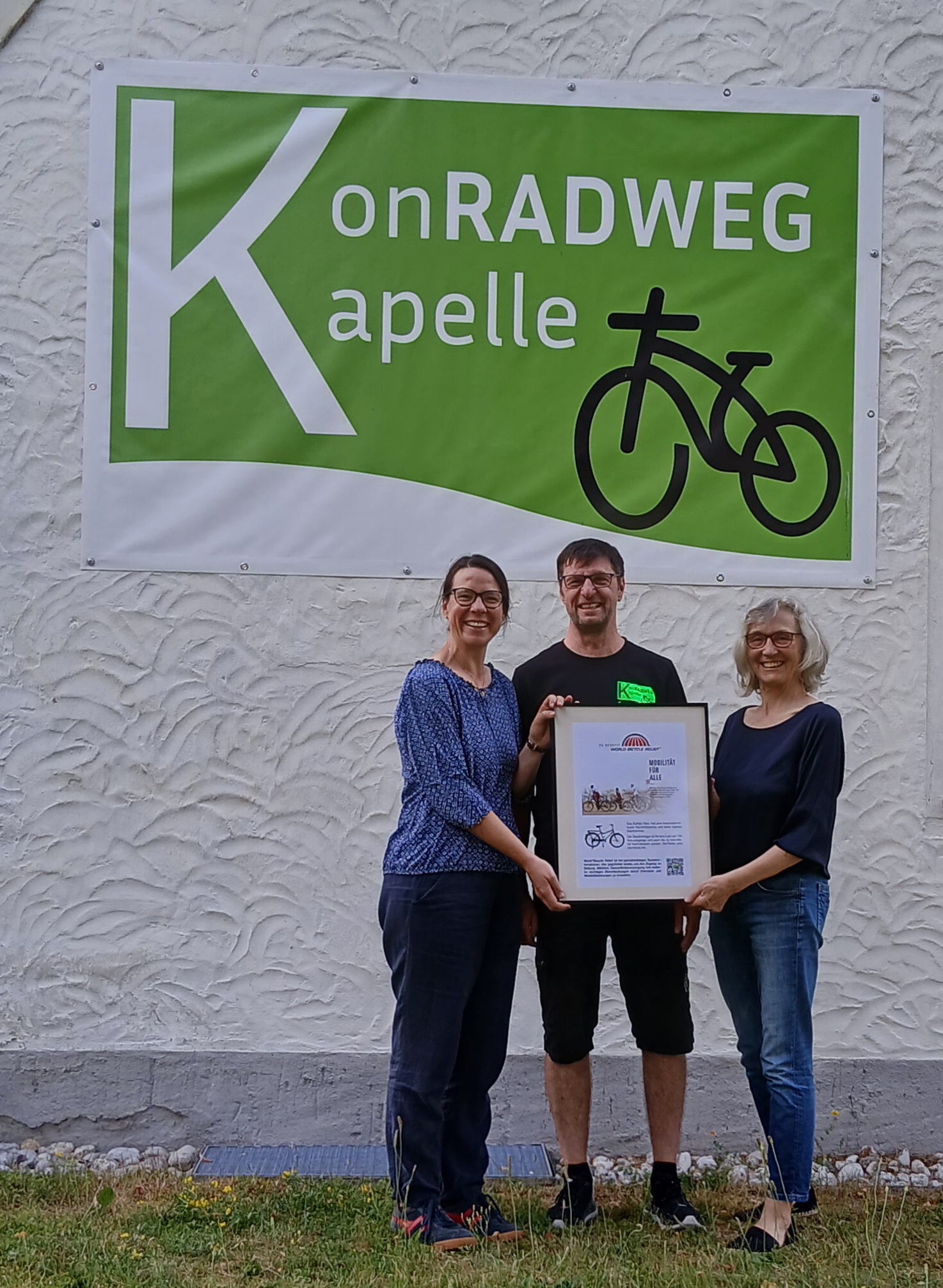 Jenny Becker (links) und Bärbel Sitzenstuhl (rechts) von der HJG bei der Spendenübergabe (c) Pia Jahn Jenny Becker (links) und Bärbel Sitzenstuhl (rechts) von der HJG bei der Spendenübergabe