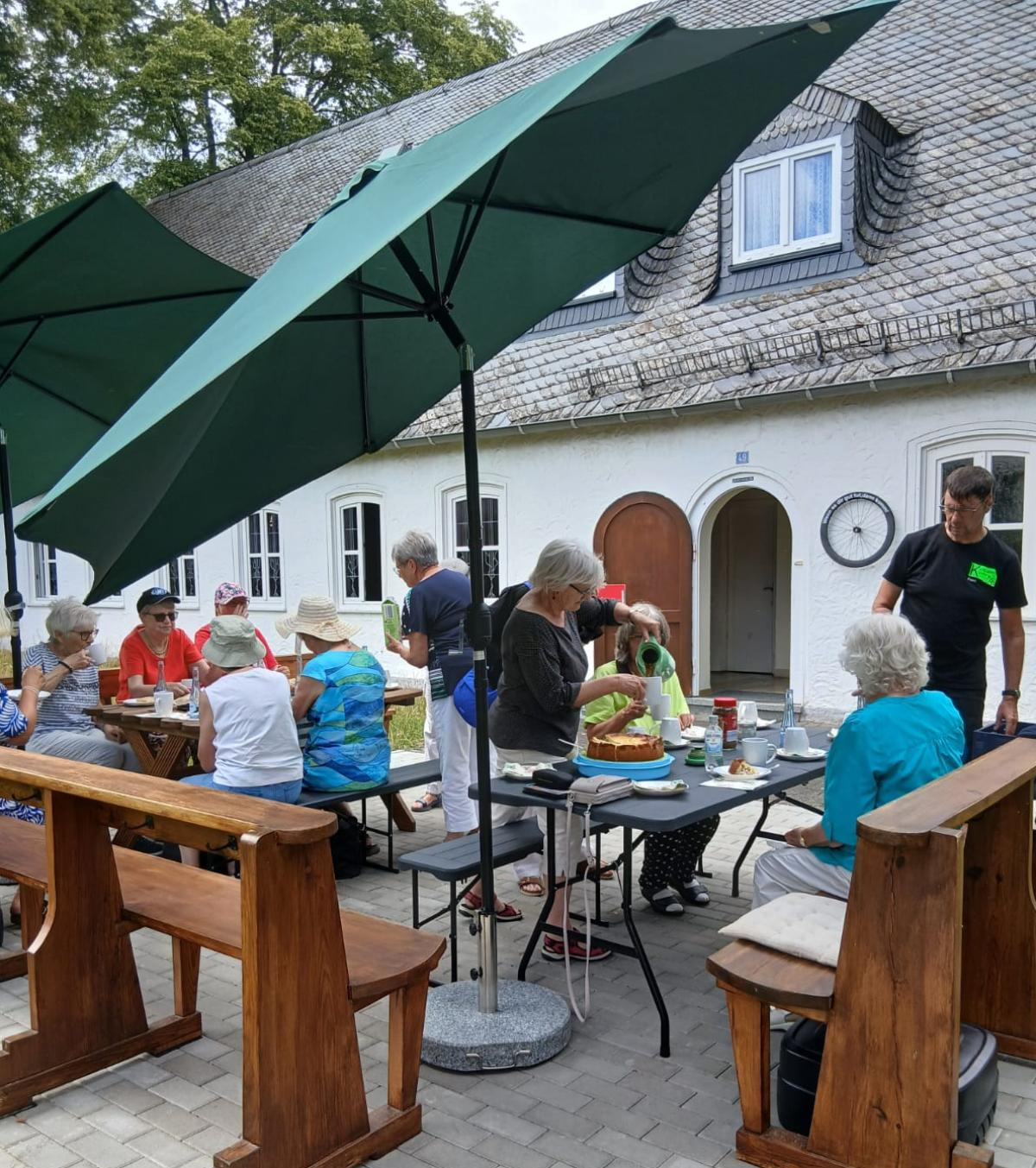 Kaffeerunde mit den kfd-Frauen (c) Pia Jahn Kaffeerunde mit den kfd-Frauen