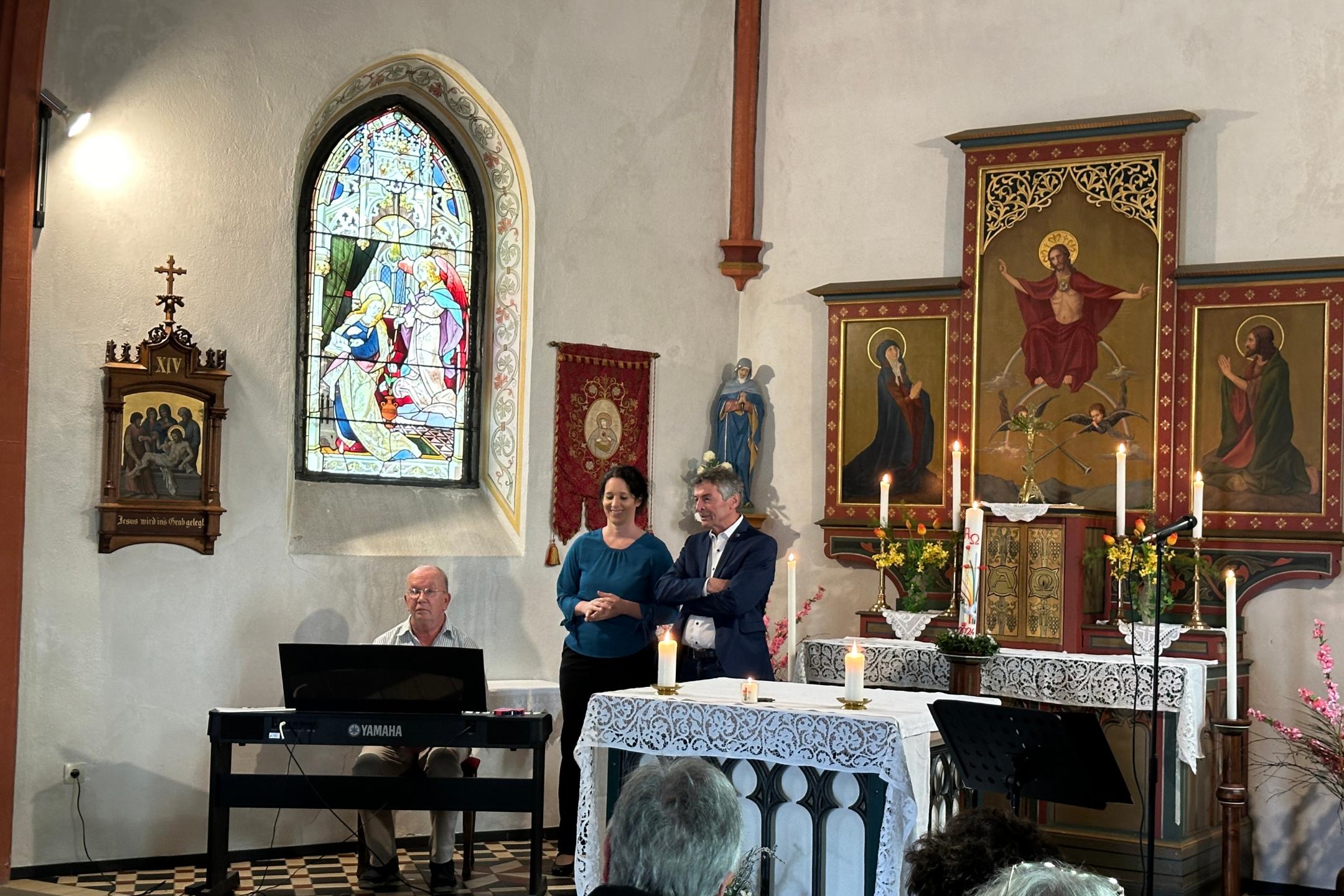 Claudia Gewehr und Klaus Pohl begeisterten die Zuhörer musikalisch in der Kapelle in Erbach