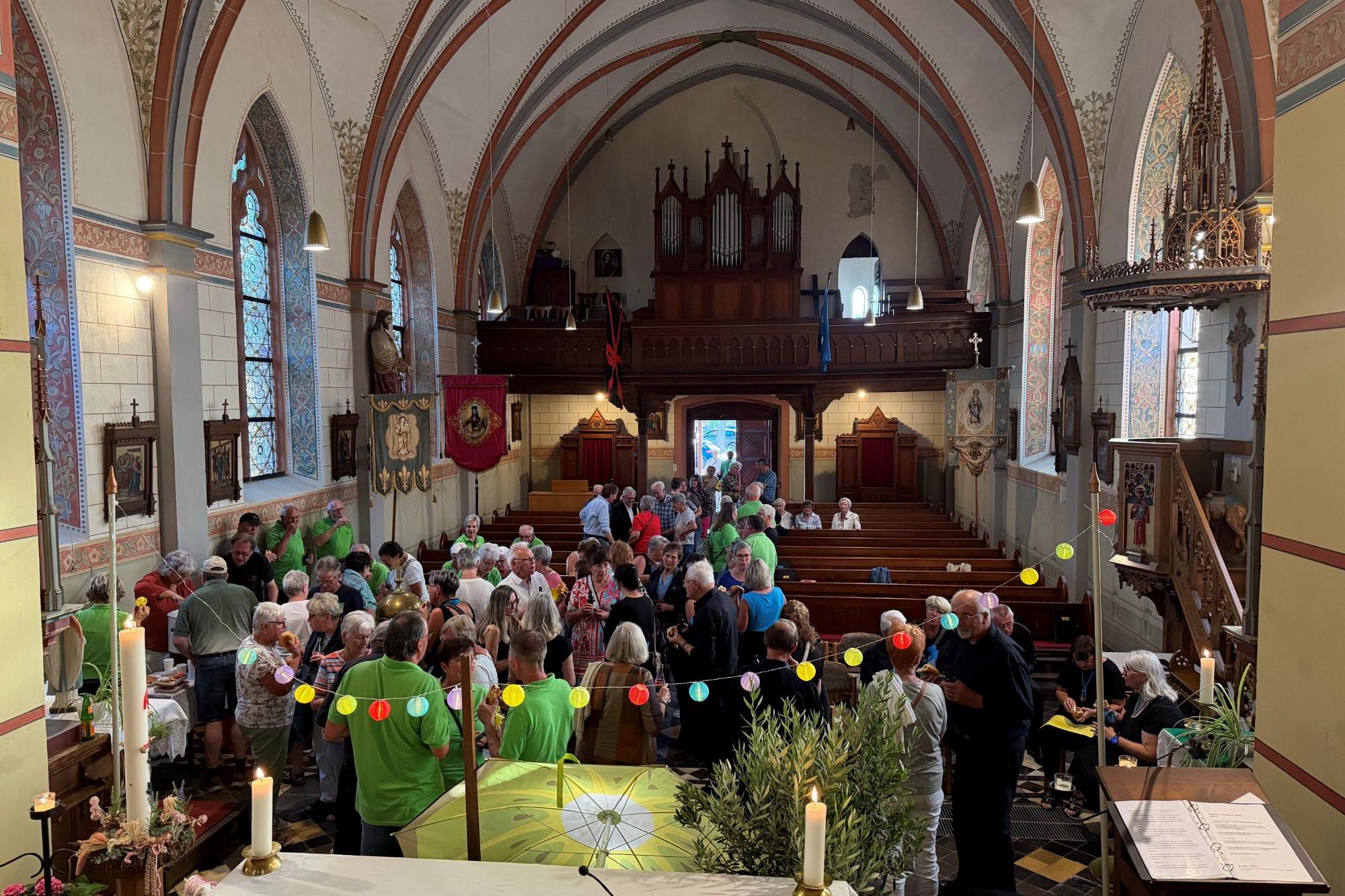 Kirchenbesucher beim Umtrunk nach dem Abendlob