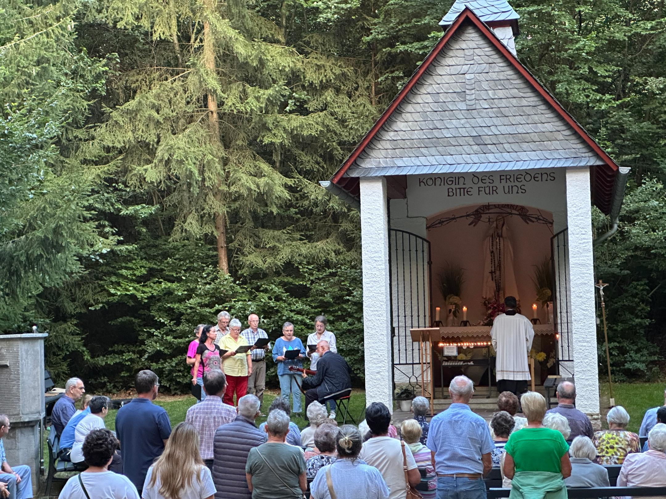 Kirchenchor Kisselbach gestaltete die Lichterprozession musikalisch mit (c) Josef Karl Kirchenchor Kisselbach gestaltete die Lichterprozession musikalisch mit