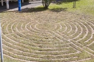 Labyrinth im Pfarrgarten