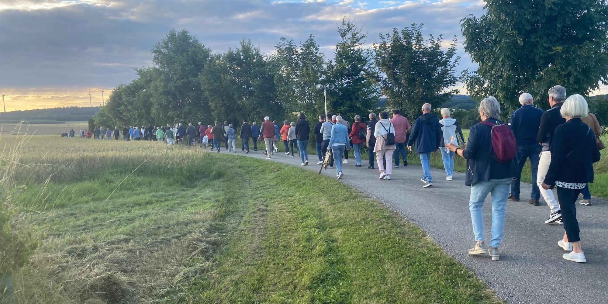 Die Gläubigen auf dem Rückweg in die Kirche in Kisselbach, wo sie den sakramentalen Segen empfangen.