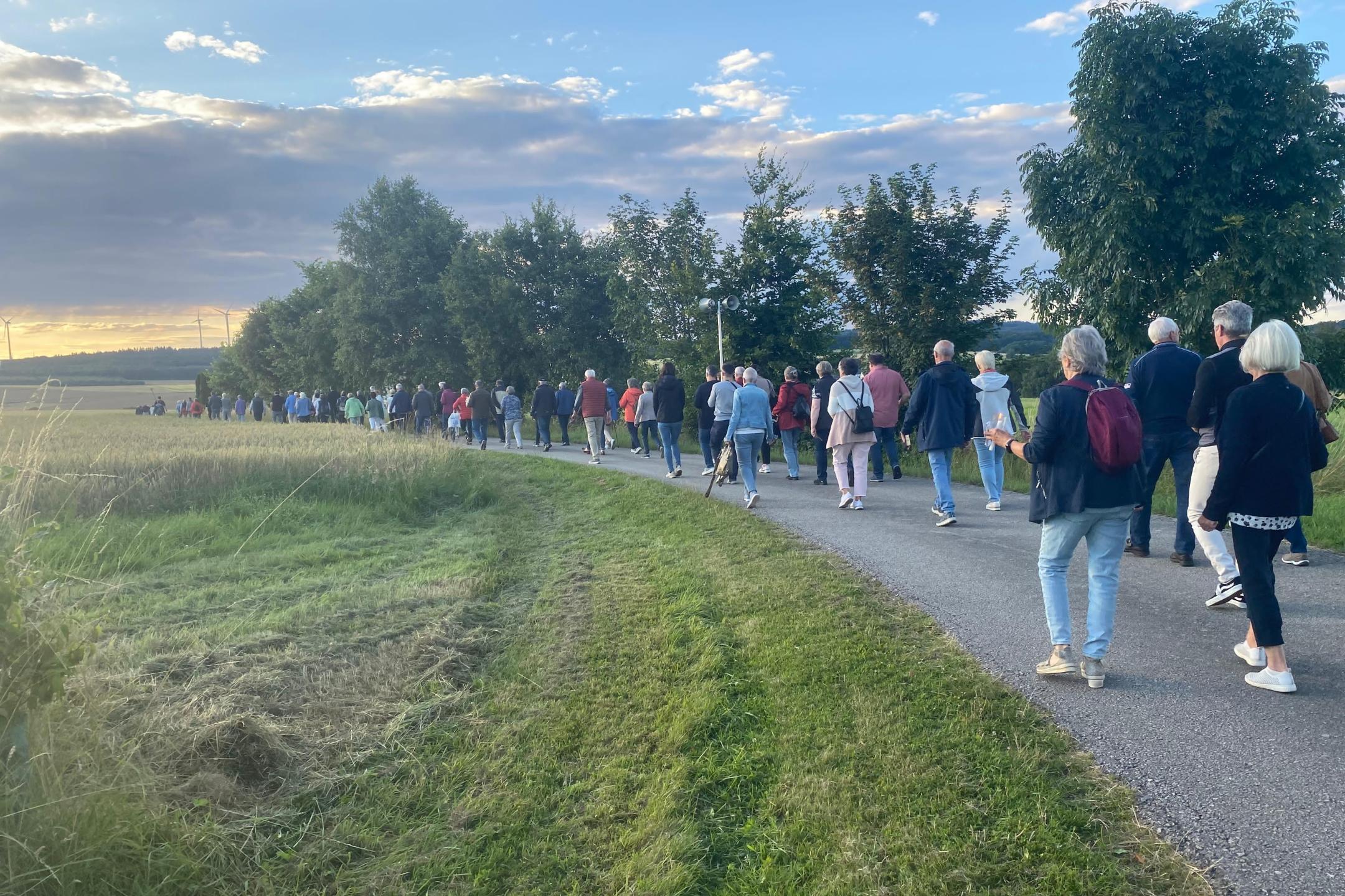 Die Gläubigen auf dem Rückweg in die Kirche in Kisselbach, wo sie den sakramentalen Segen empfangen.