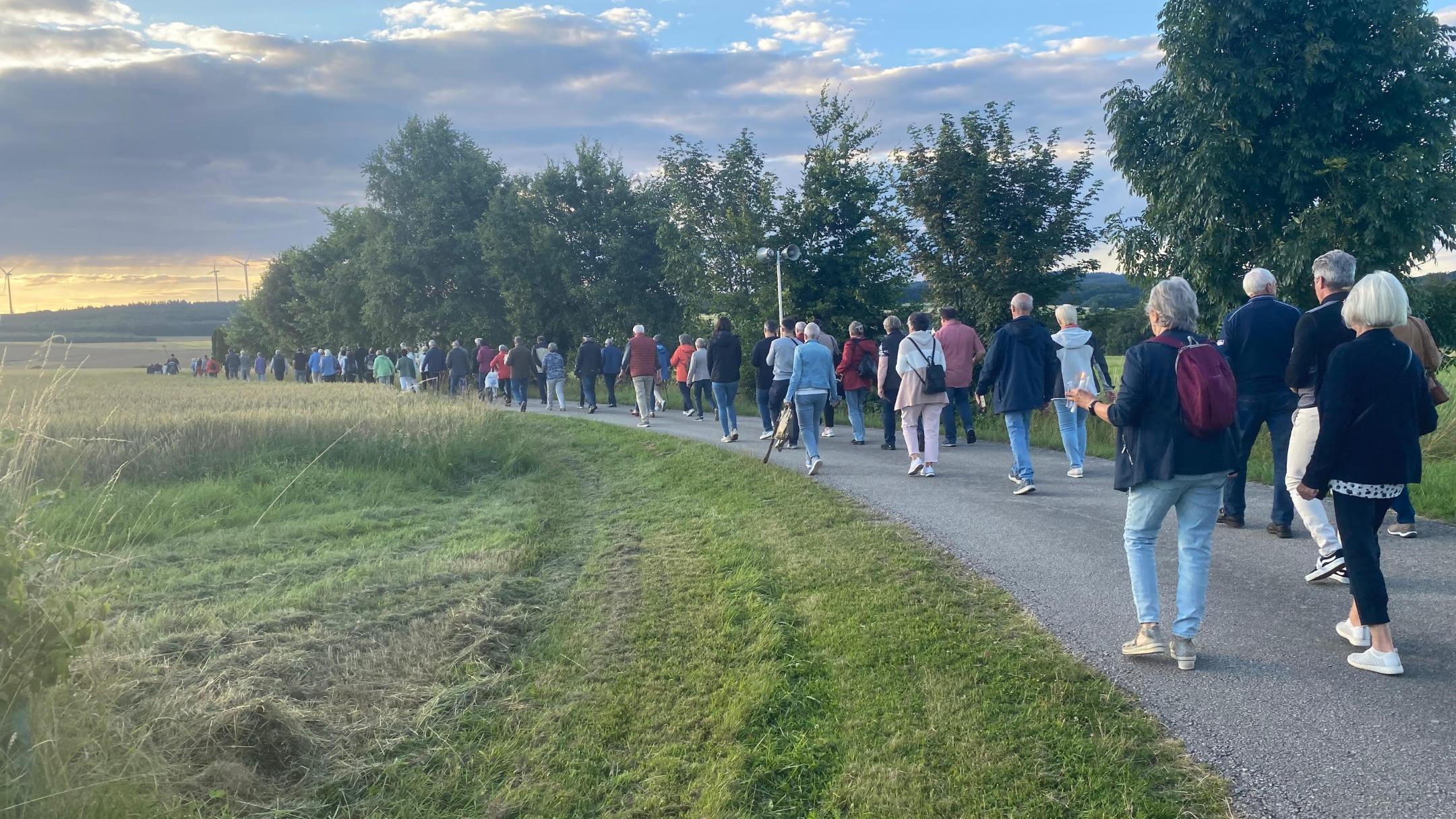 Die Gläubigen auf dem Rückweg in die Kirche in Kisselbach, wo sie den sakramentalen Segen empfangen.
