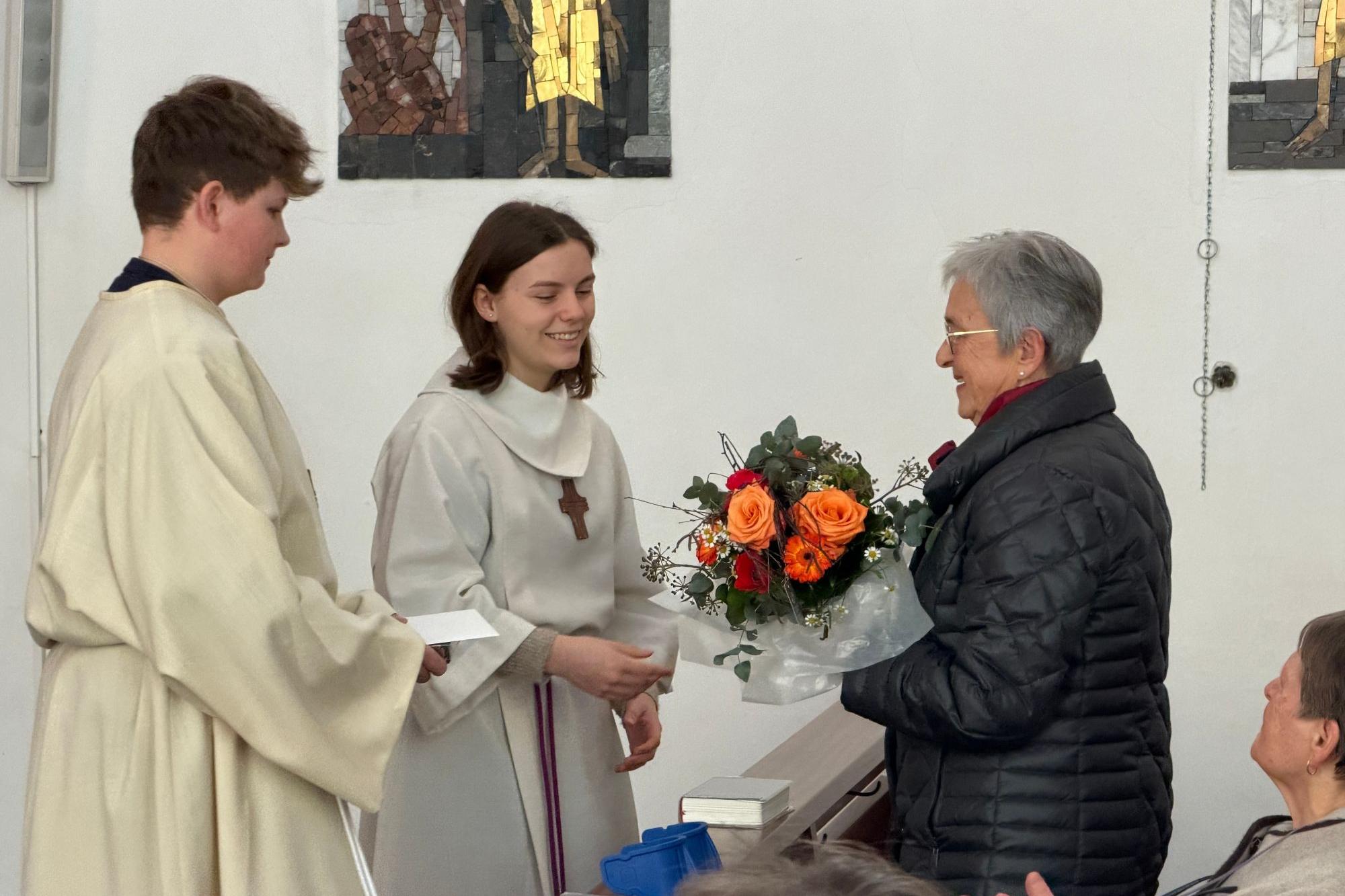 Marlis Oberst wurde von ihren Messdienern herzlich v erabschiedet