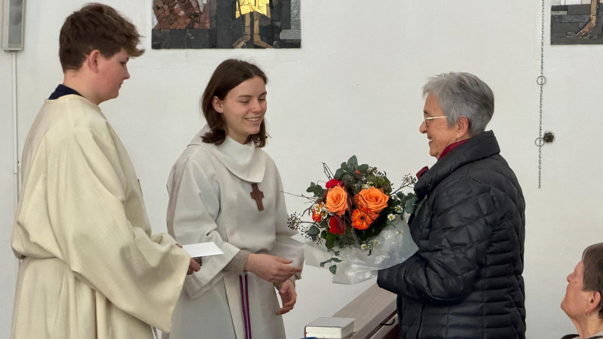 Marlis Oberst wurde von ihren Messdienern herzlich v erabschiedet