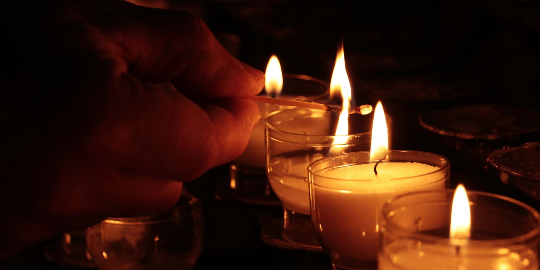 Eine Fürbitte für einen lieben Verstorbenen wird in einem Gottesdienst verlesen