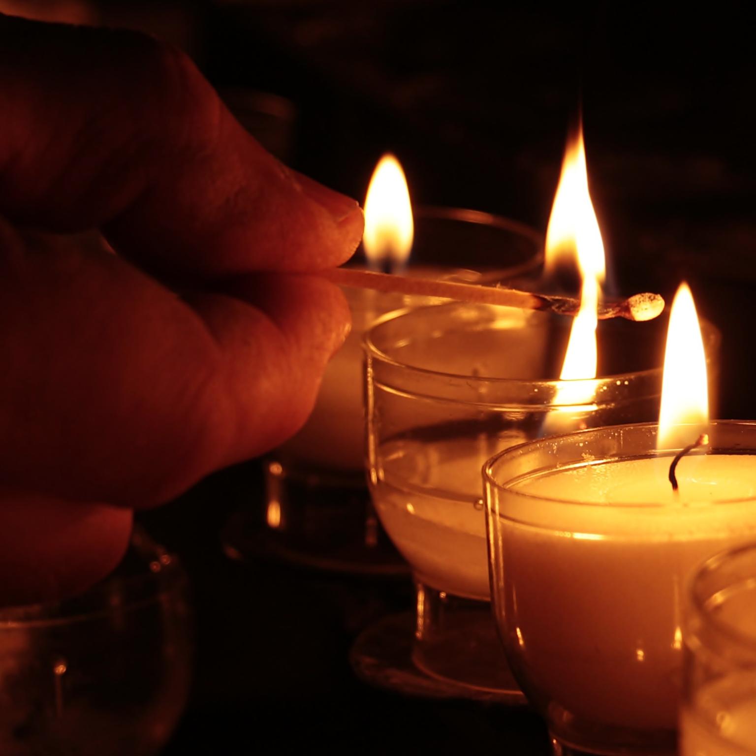 Eine Fürbitte für einen lieben Verstorbenen wird in einem Gottesdienst verlesen