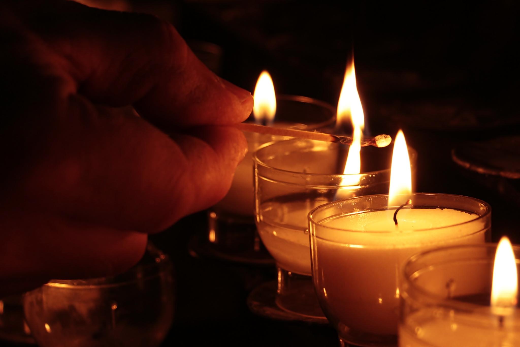 Eine Fürbitte für einen lieben Verstorbenen wird in einem Gottesdienst verlesen