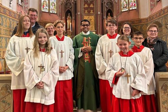 zwei neue Messdiener wurden in Rheinböllen eingeführt