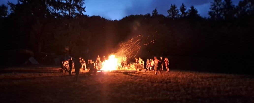 Mittelpunkt eines jeden Zeltlagers - Das Lagerfeuer