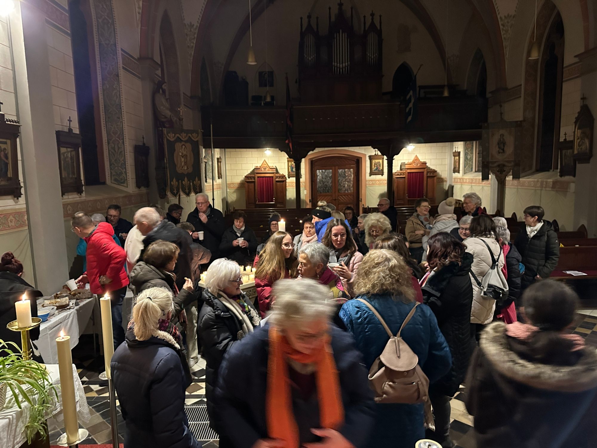 Nach dem Abendlob verweilten die Teilnehmer noch bei Glühwein und Gebäck in der Kirche
