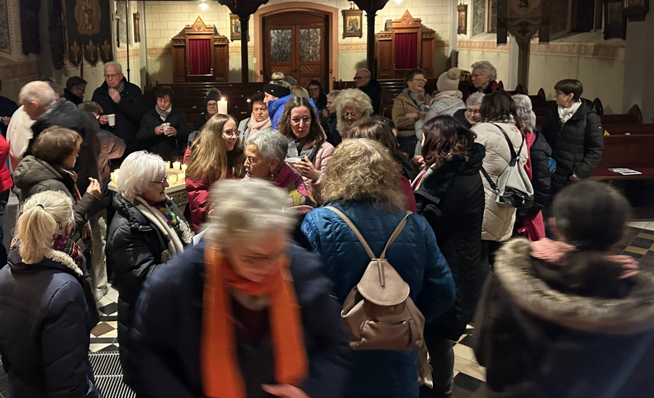 Nach dem Abendlob verweilten die Teilnehmer noch bei Glühwein und Gebäck in der Kirche (c) Josef Karl Nach dem Abendlob verweilten die Teilnehmer noch bei Glühwein und Gebäck in der Kirche