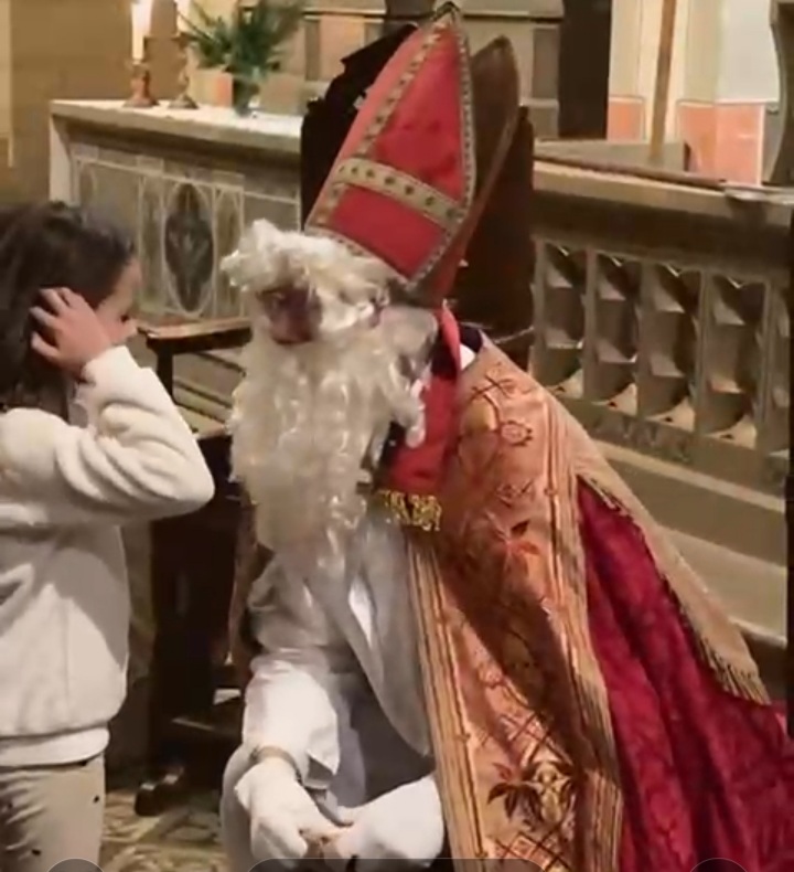 Nikolaus sprach mit den Kindern
