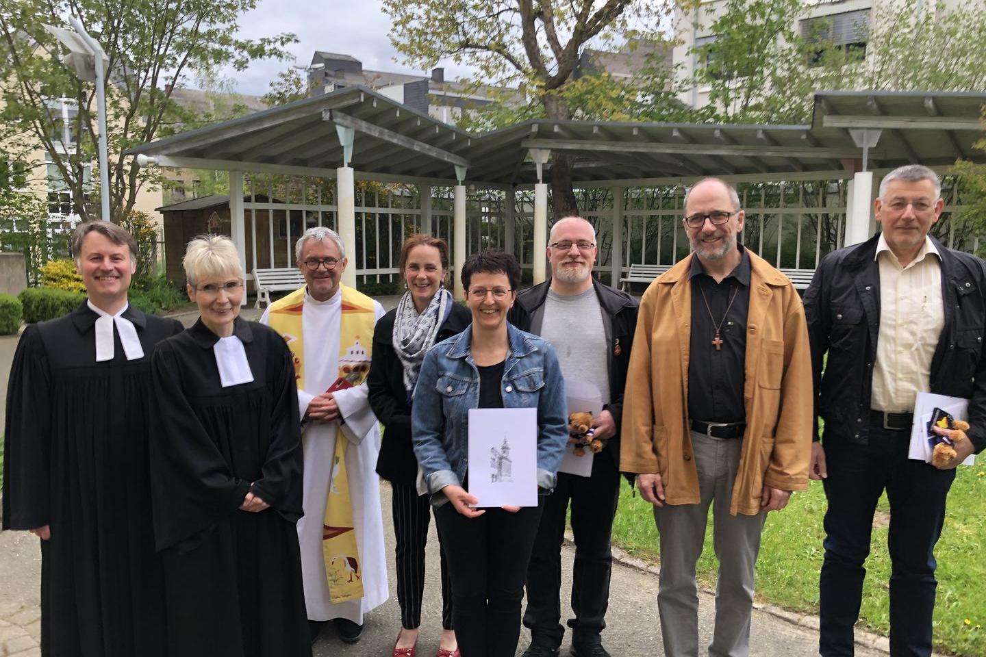Fünf ehrenamtliche Notfallseelsorger*innen haben ihre Ausbildung abgeschlossen. Am 6. Mai wurden sie in der Kirche St. Josef in Simmern in einem ökumenischen Gottesdienst für ihren Dienst beauftragt. Die ökumenische Notfallseelsorge im Rhein-Hunsrück-Kreis ist ein wichtiges Angebot der Kirchen in Not- und Katastrophenfällen. Auf dem Bild v.l.n.r.: Superintendent Markus Risch, Pfarrerin Edeltraud Lenz, Dekan Lutz Schultz, Bettina Spier-Stumm, Andrea Müller, Paul May, Diakon Harald Braun, Arno Michel.