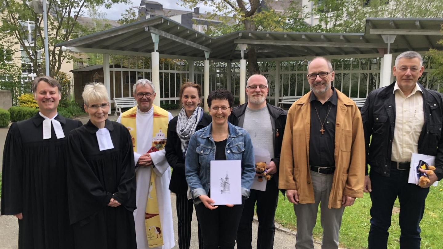 Fünf ehrenamtliche Notfallseelsorger*innen haben ihre Ausbildung abgeschlossen. Am 6. Mai wurden sie in der Kirche St. Josef in Simmern in einem ökumenischen Gottesdienst für ihren Dienst beauftragt. Die ökumenische Notfallseelsorge im Rhein-Hunsrück-Kreis ist ein wichtiges Angebot der Kirchen in Not- und Katastrophenfällen. Auf dem Bild v.l.n.r.: Superintendent Markus Risch, Pfarrerin Edeltraud Lenz, Dekan Lutz Schultz, Bettina Spier-Stumm, Andrea Müller, Paul May, Diakon Harald Braun, Arno Michel.