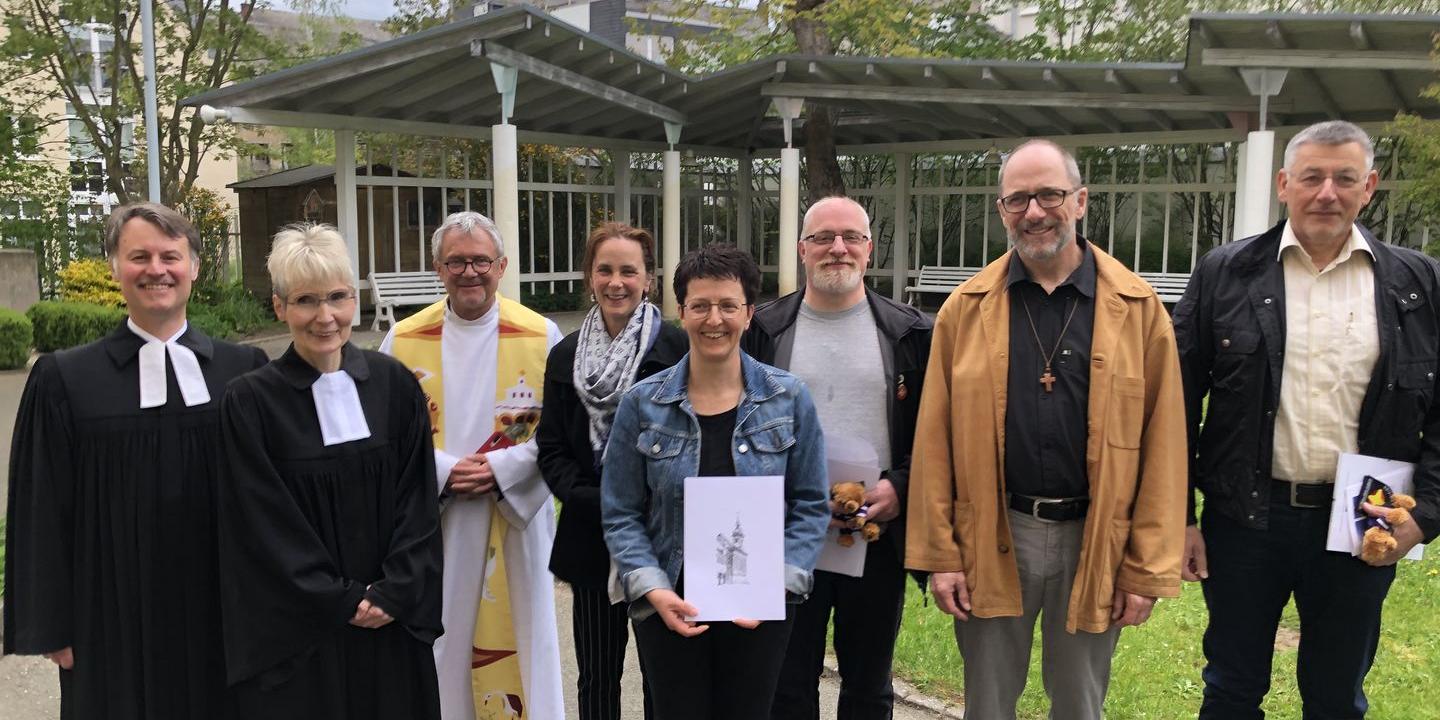 Fünf ehrenamtliche Notfallseelsorger*innen haben ihre Ausbildung abgeschlossen. Am 6. Mai wurden sie in der Kirche St. Josef in Simmern in einem ökumenischen Gottesdienst für ihren Dienst beauftragt. Die ökumenische Notfallseelsorge im Rhein-Hunsrück-Kreis ist ein wichtiges Angebot der Kirchen in Not- und Katastrophenfällen. Auf dem Bild v.l.n.r.: Superintendent Markus Risch, Pfarrerin Edeltraud Lenz, Dekan Lutz Schultz, Bettina Spier-Stumm, Andrea Müller, Paul May, Diakon Harald Braun, Arno Michel. (c) St. Lydia Fünf ehrenamtliche Notfallseelsorger*innen haben ihre Ausbildung abgeschlossen. Am 6. Mai wurden sie in der Kirche St. Josef in Simmern in einem ökumenischen Gottesdienst für ihren Dienst beauftragt. Die ökumenische Notfallseelsorge im Rhein-Hunsrück-Kreis ist ein wichtiges Angebot der Kirchen in Not- und Katastrophenfällen. Auf dem Bild v.l.n.r.: Superintendent Markus Risch, Pfarrerin Edeltraud Lenz, Dekan Lutz Schultz, Bettina Spier-Stumm, Andrea Müller, Paul May, Diakon Harald Braun, Arno Michel.