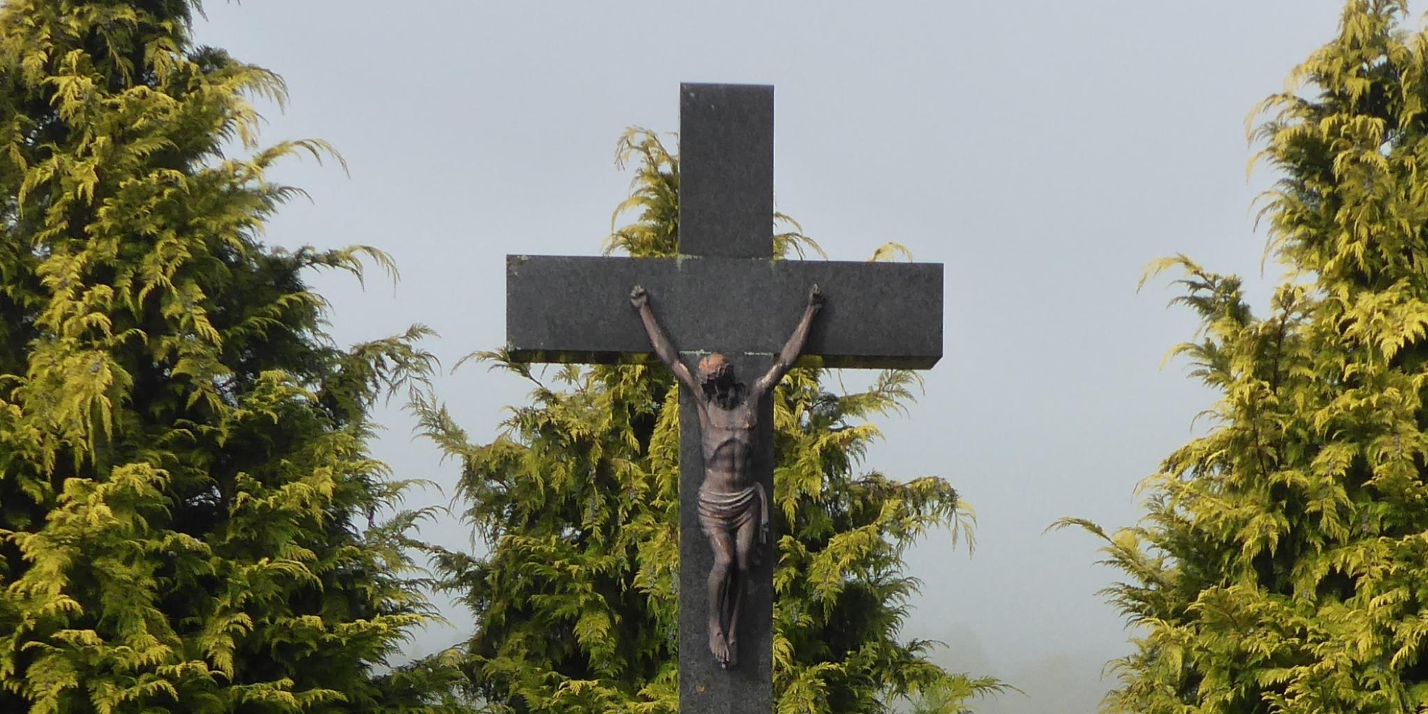 Das Friedhofskreuz auf dem Friedhof in Liebshausen