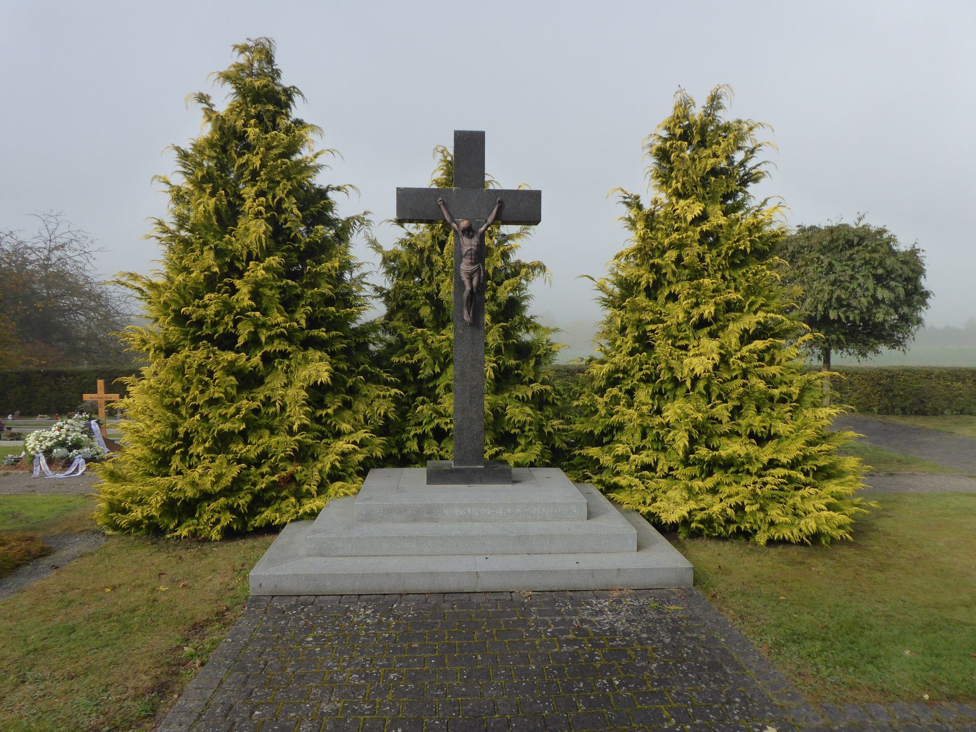 Das Friedhofskreuz auf dem Friedhof in Liebshausen