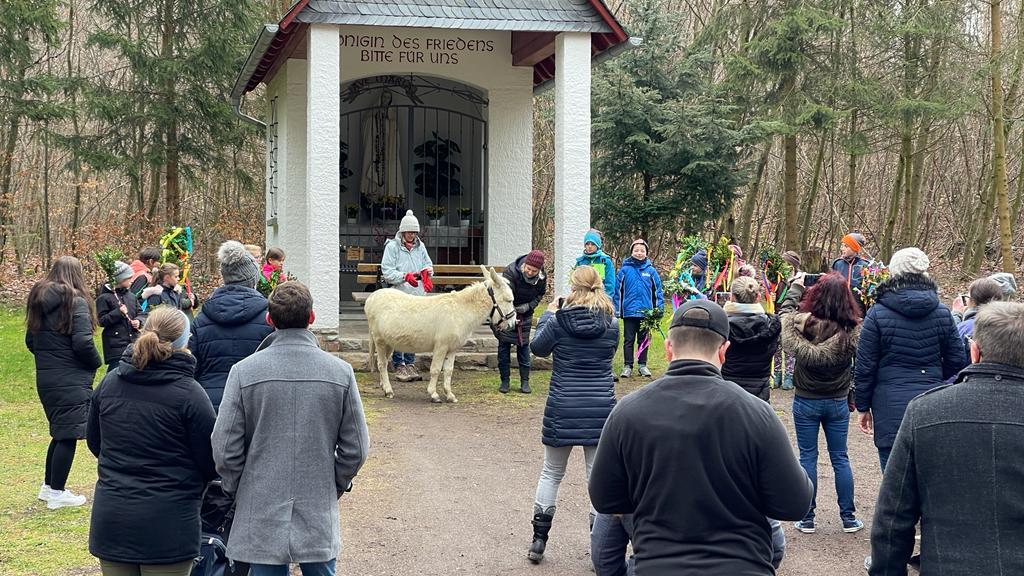 Eselwanderung an Palmsonntag zur Waldkapelle
