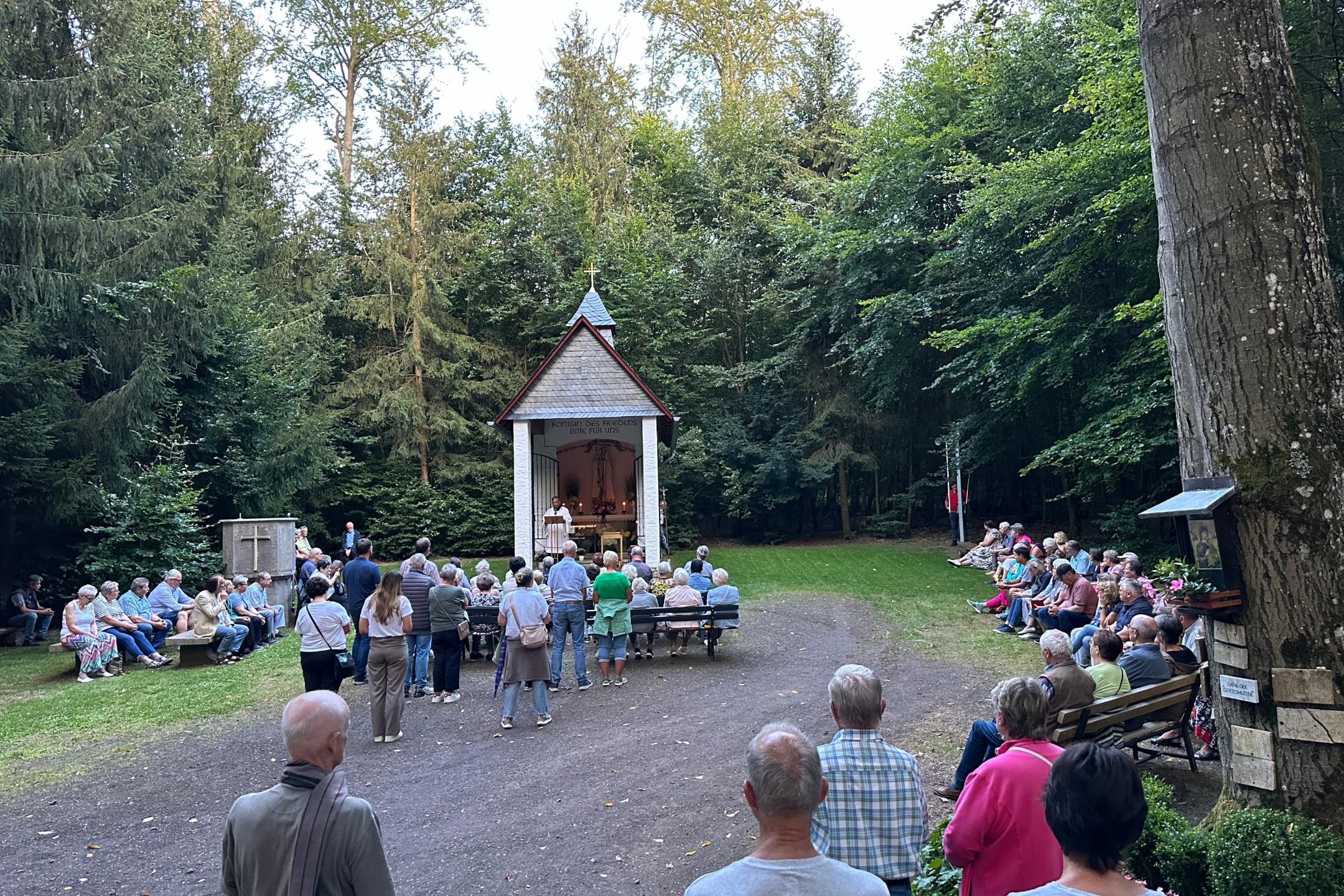 Pater Andreas im August 2024 an der Waldkapelle
