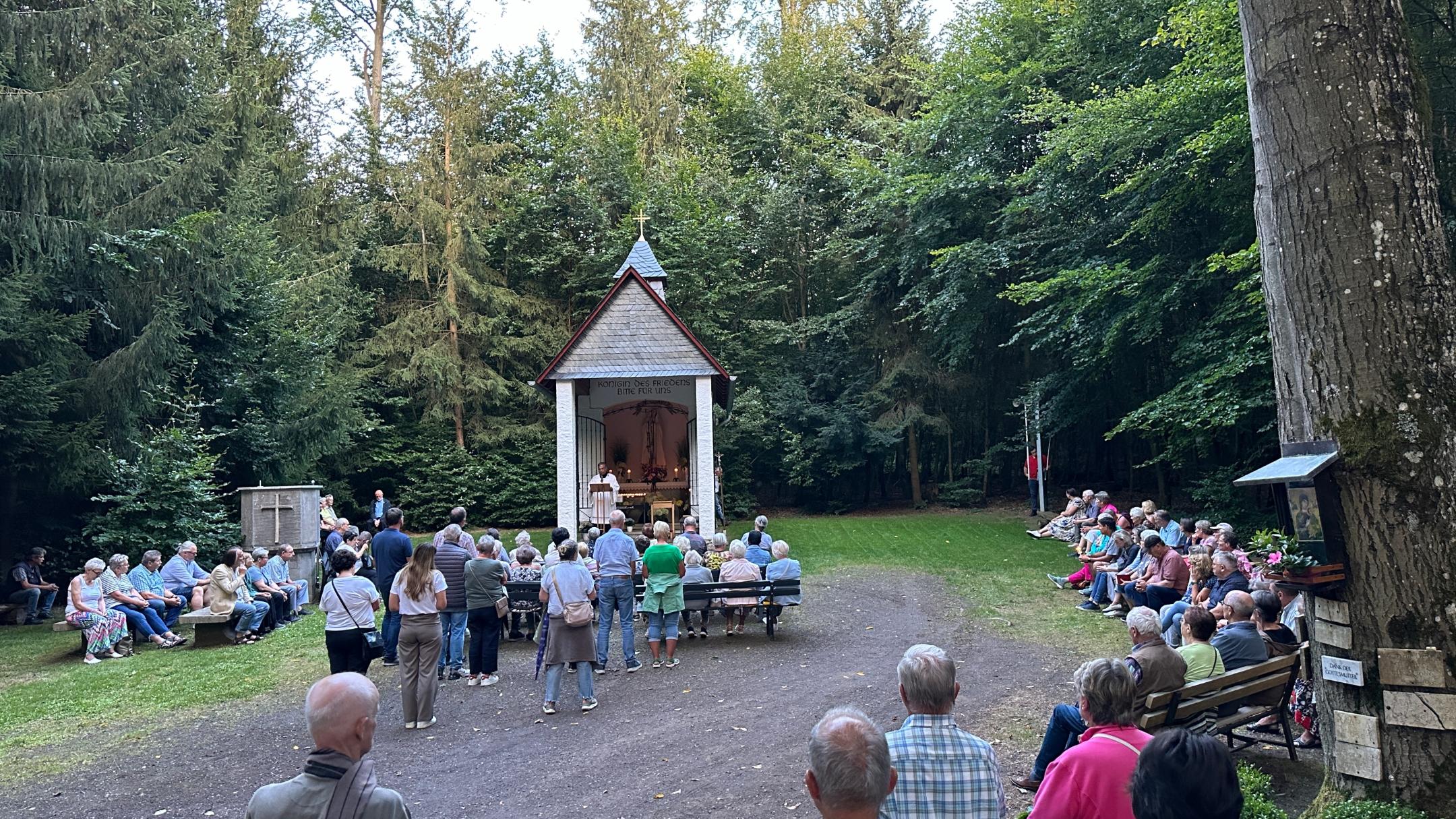 Pater Andreas im August 2024 an der Waldkapelle