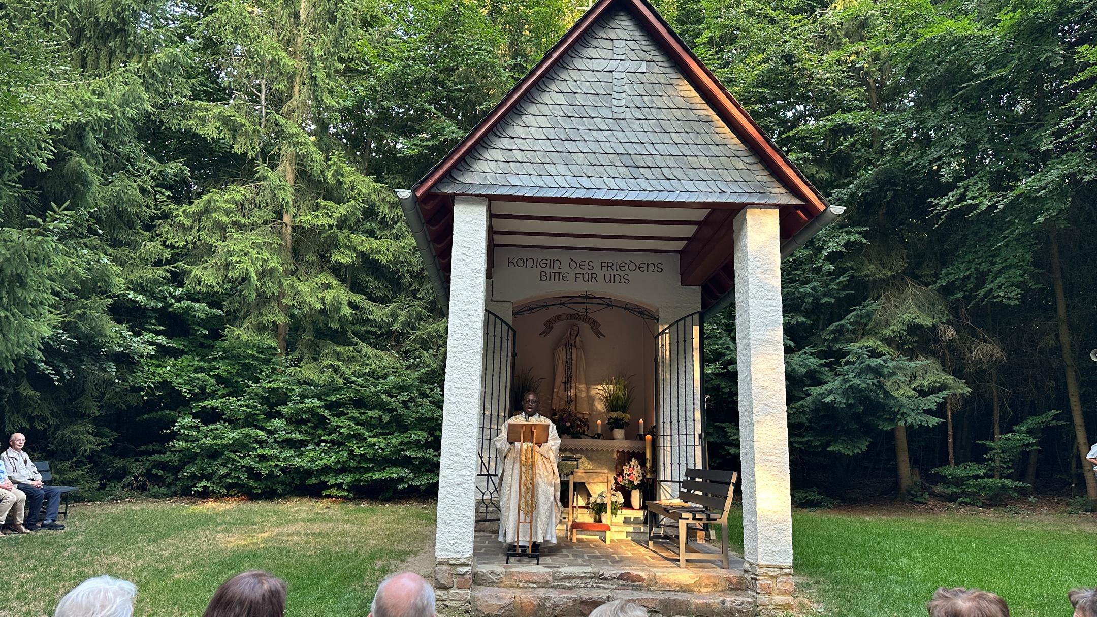 Pater Floribert predigte am 13. Juli an der Waldkapelle