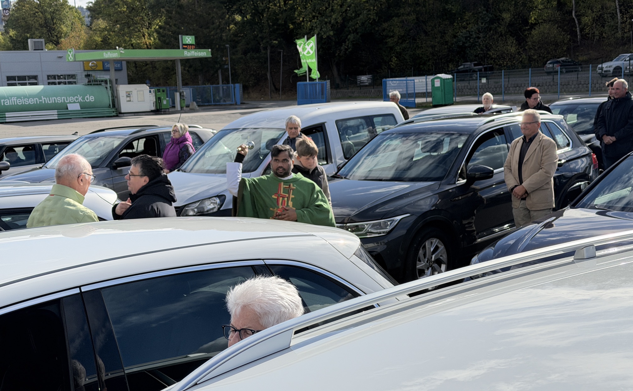 Pater Varun segnete alle Fahrzeuge (c) Josef Karl Pater Varun segnete alle Fahrzeuge