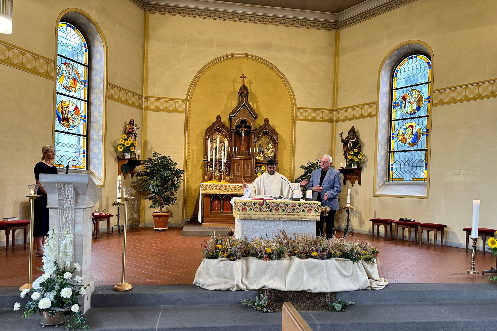 Pater Varun segnete die Kräuter