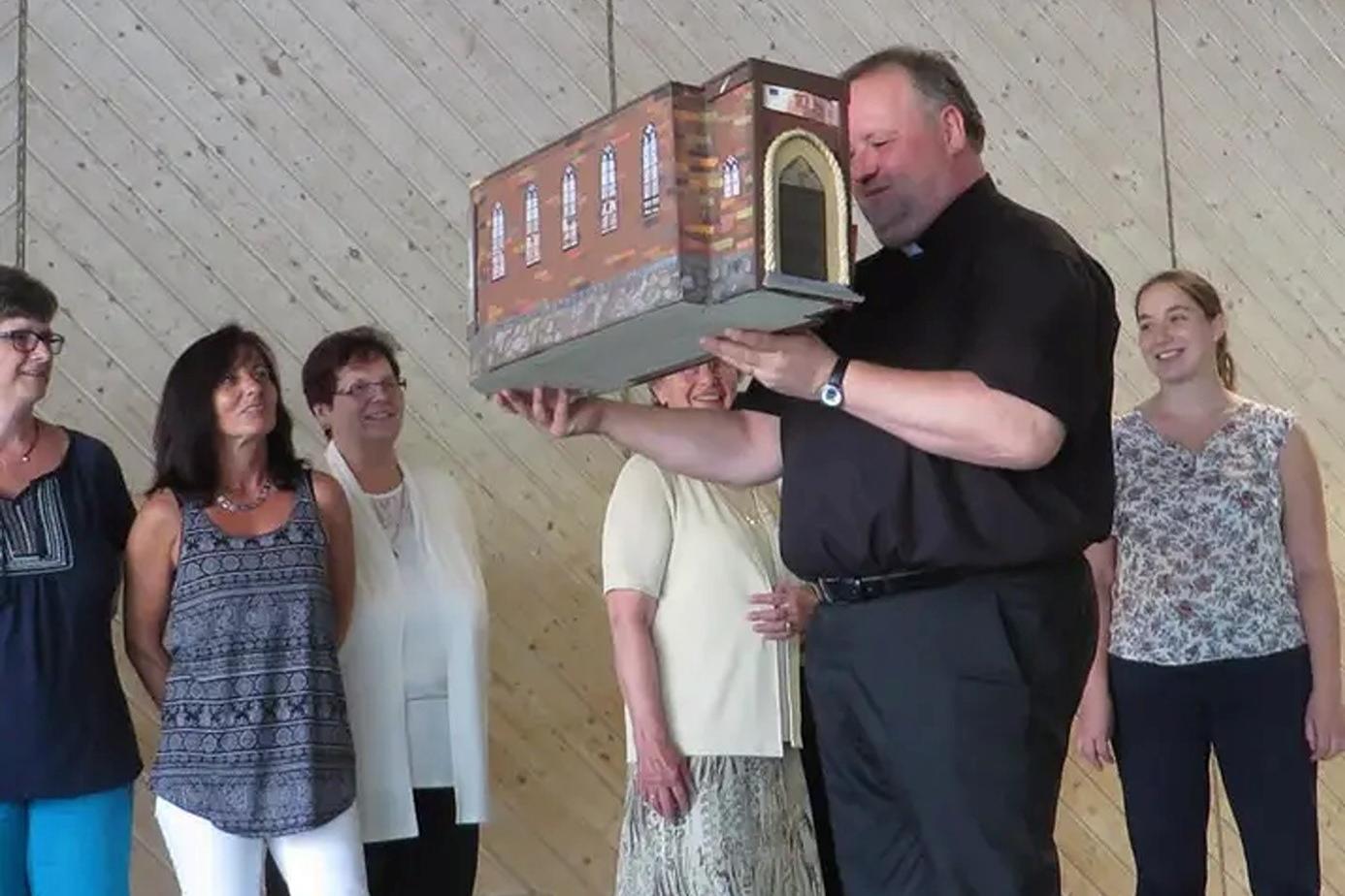 Pfarrer Günther Vogel bei der Verabschiedung in Liebshausen
