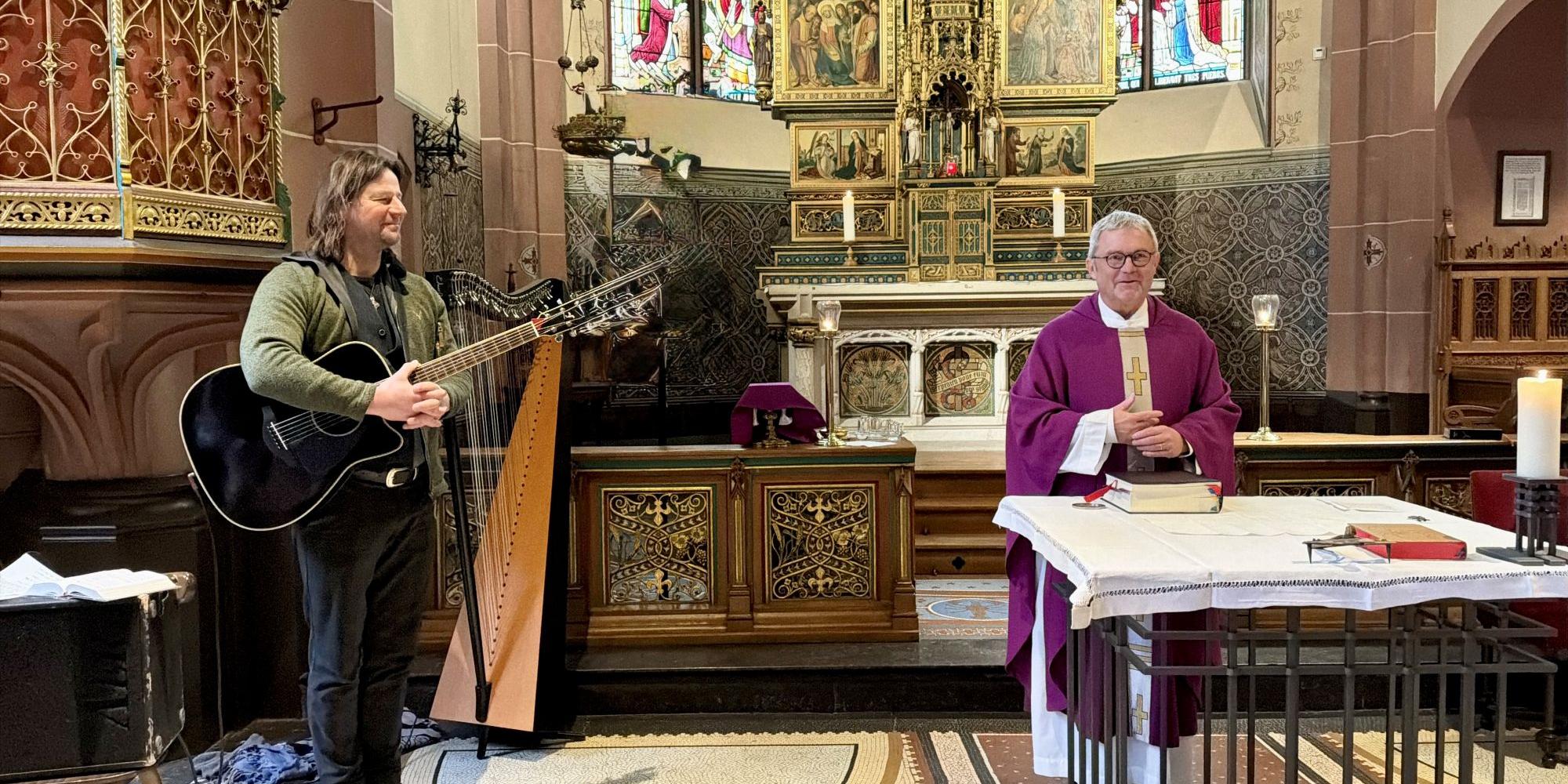 Pfarrer Lutz Schultz bei der Vorstellung von Andy Lang