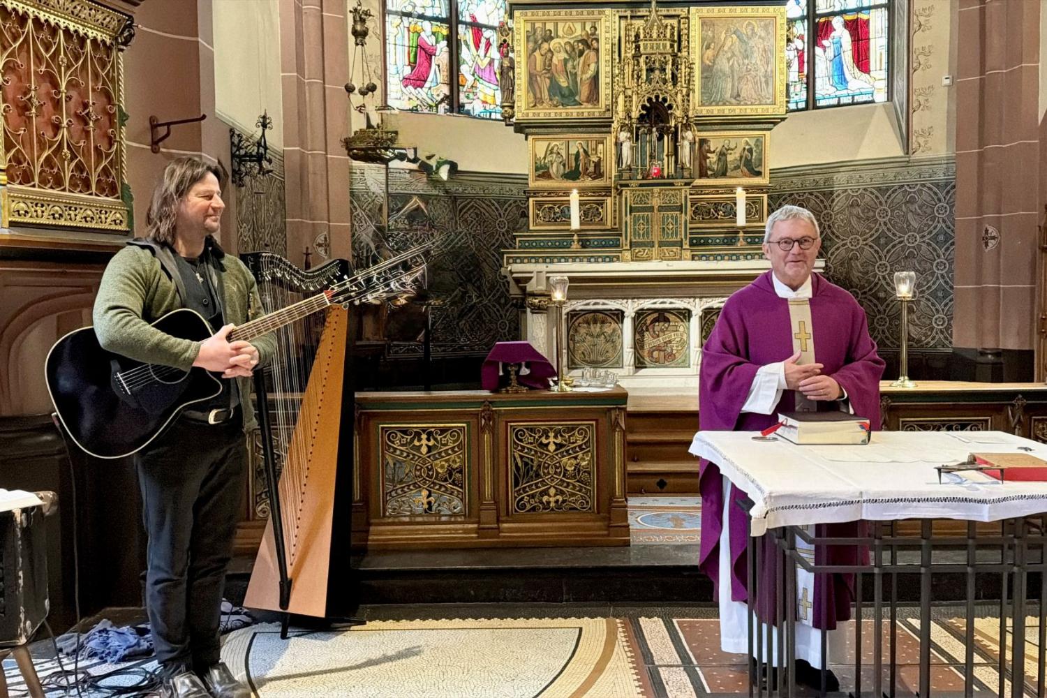Pfarrer Lutz Schultz bei der Vorstellung von Andy Lang