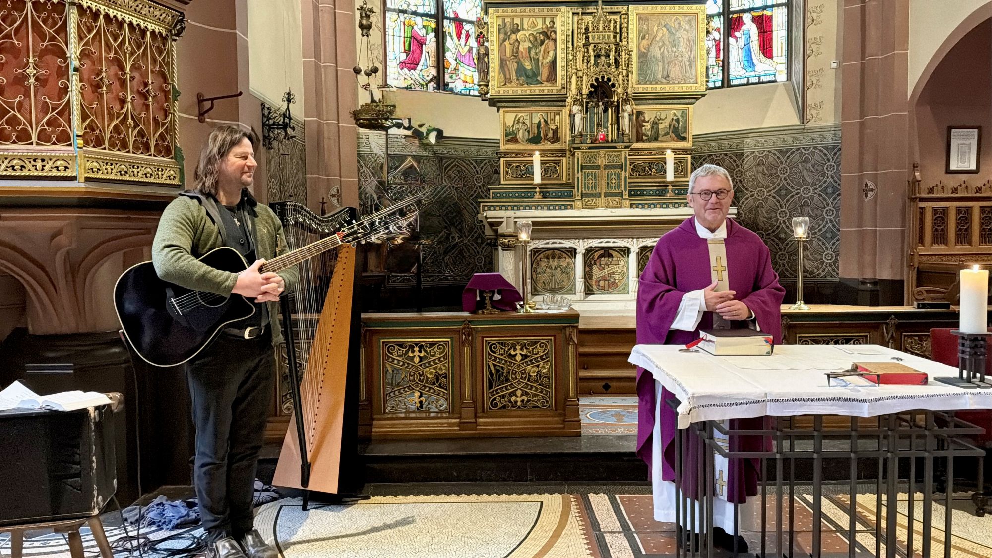 Pfarrer Lutz Schultz bei der Vorstellung von Andy Lang