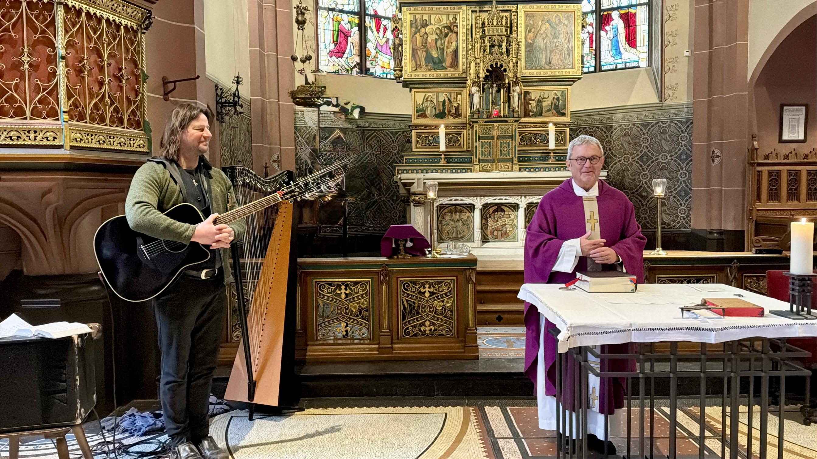 Pfarrer Lutz Schultz bei der Vorstellung von Andy Lang