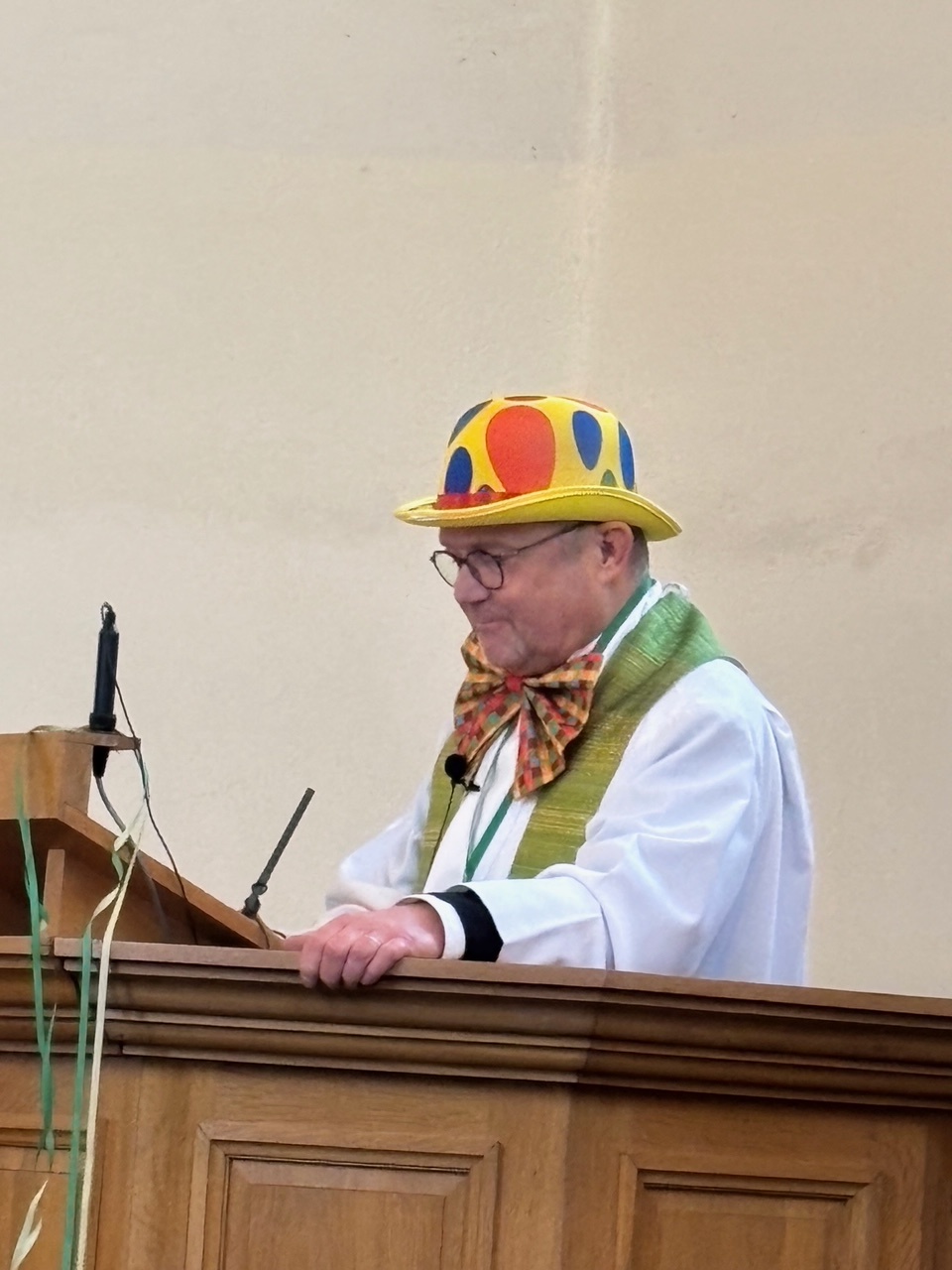 Pfarrer Lutz Schultz bei seiner Predigt