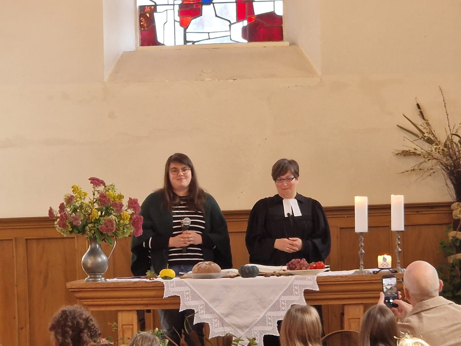 Pfarrerin Jessica Brückner und Gemeindereferentin Alina Schieferstein beim Schlußsegen (c) Bettina Klöckner Pfarrerin Jessica Brückner und Gemeindereferentin Alina Schieferstein beim Schlußsegen