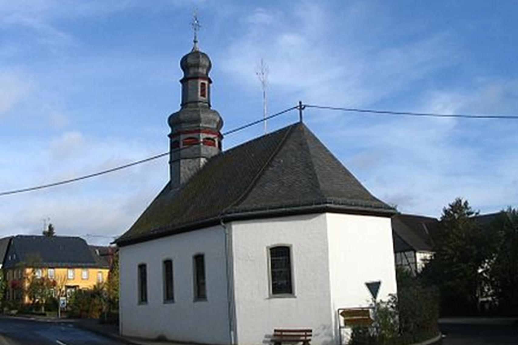 sie ist nicht zu übersehen, die Wendelinuskapelle Pleizenhausen mitten im Dorf