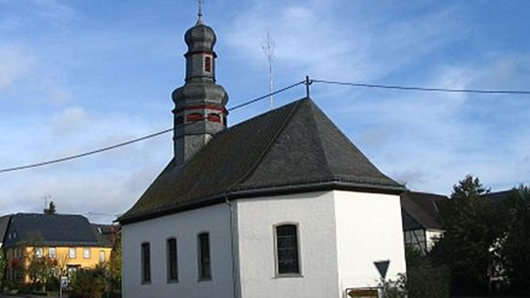 sie ist nicht zu übersehen, die Wendelinuskapelle Pleizenhausen mitten im Dorf