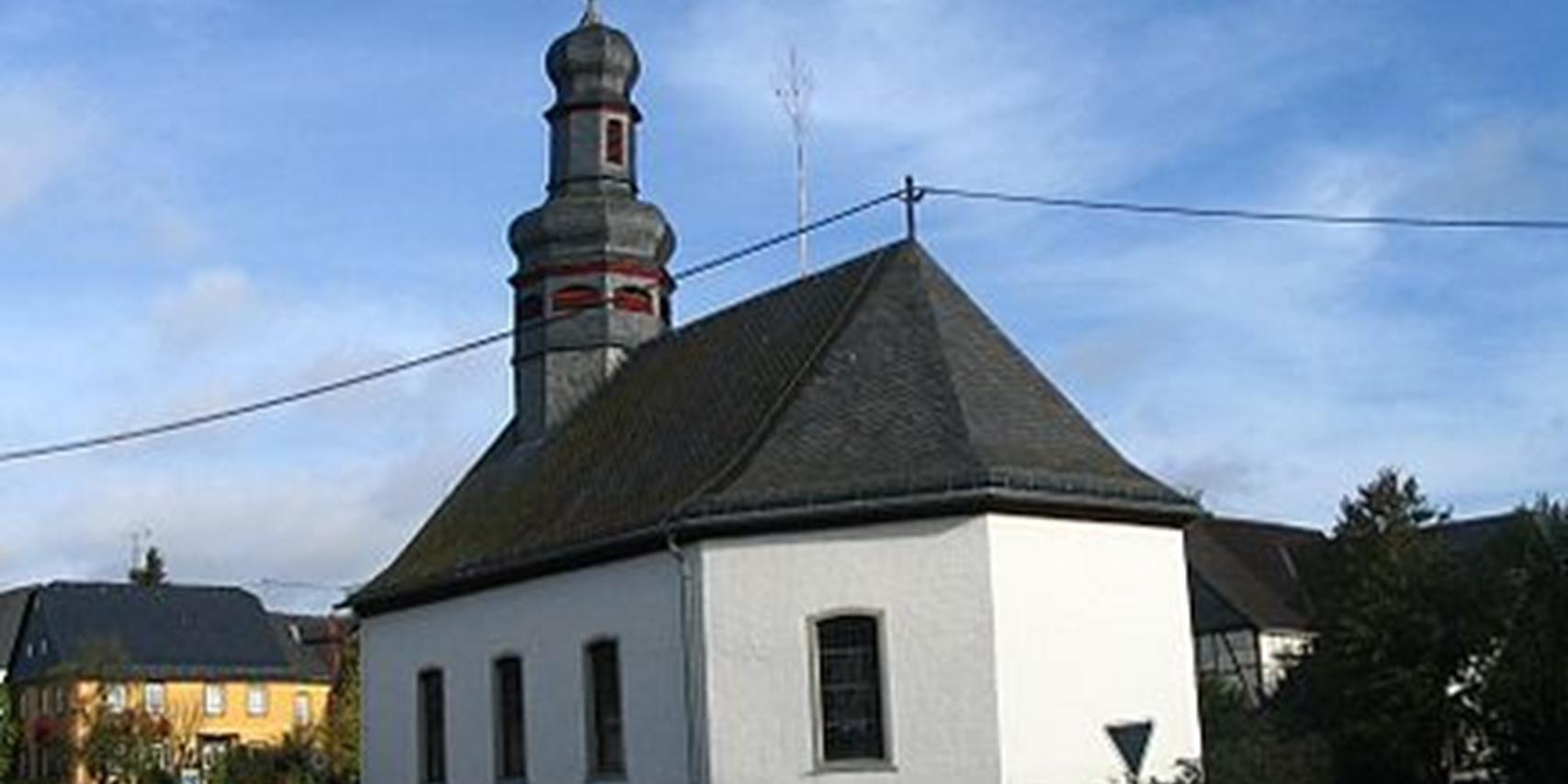 sie ist nicht zu übersehen, die Wendelinuskapelle Pleizenhausen mitten im Dorf (c) St. Lydia sie ist nicht zu übersehen, die Wendelinuskapelle Pleizenhausen mitten im Dorf