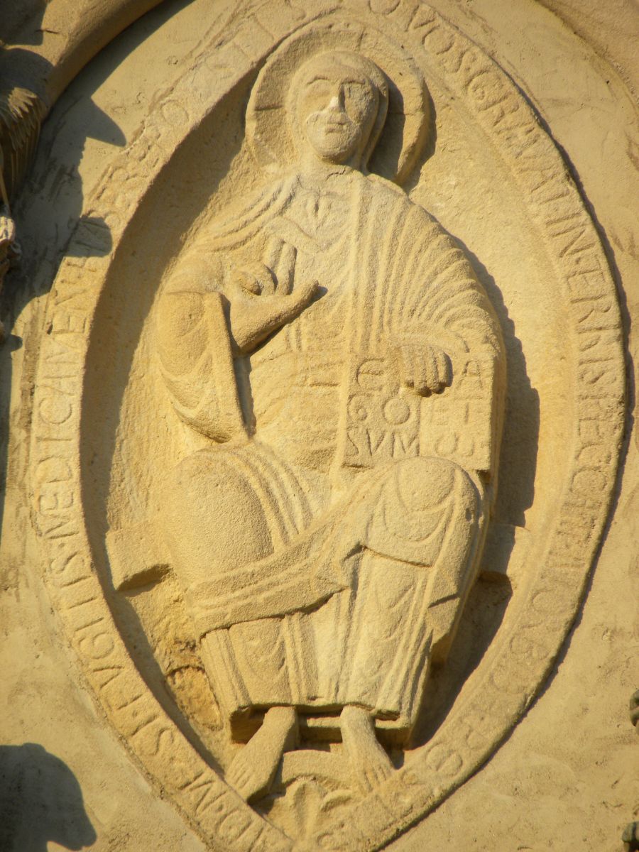 Die romanische Stiftskirche  in Ravengiersburg: Christus in der Mandorla. Wahrscheinlich 11.  Jahrhundert aus dem Vorgängerbau   Ego sum Alpha et Omega  Ich bin der Anfang und das Ende Quos gravat in terris peccatam… Die ihr gebunden seid Durch der Sünde Krankheit flieht ihr zu mir findet ihr reiche Medizin Foto: A. d´Orfey