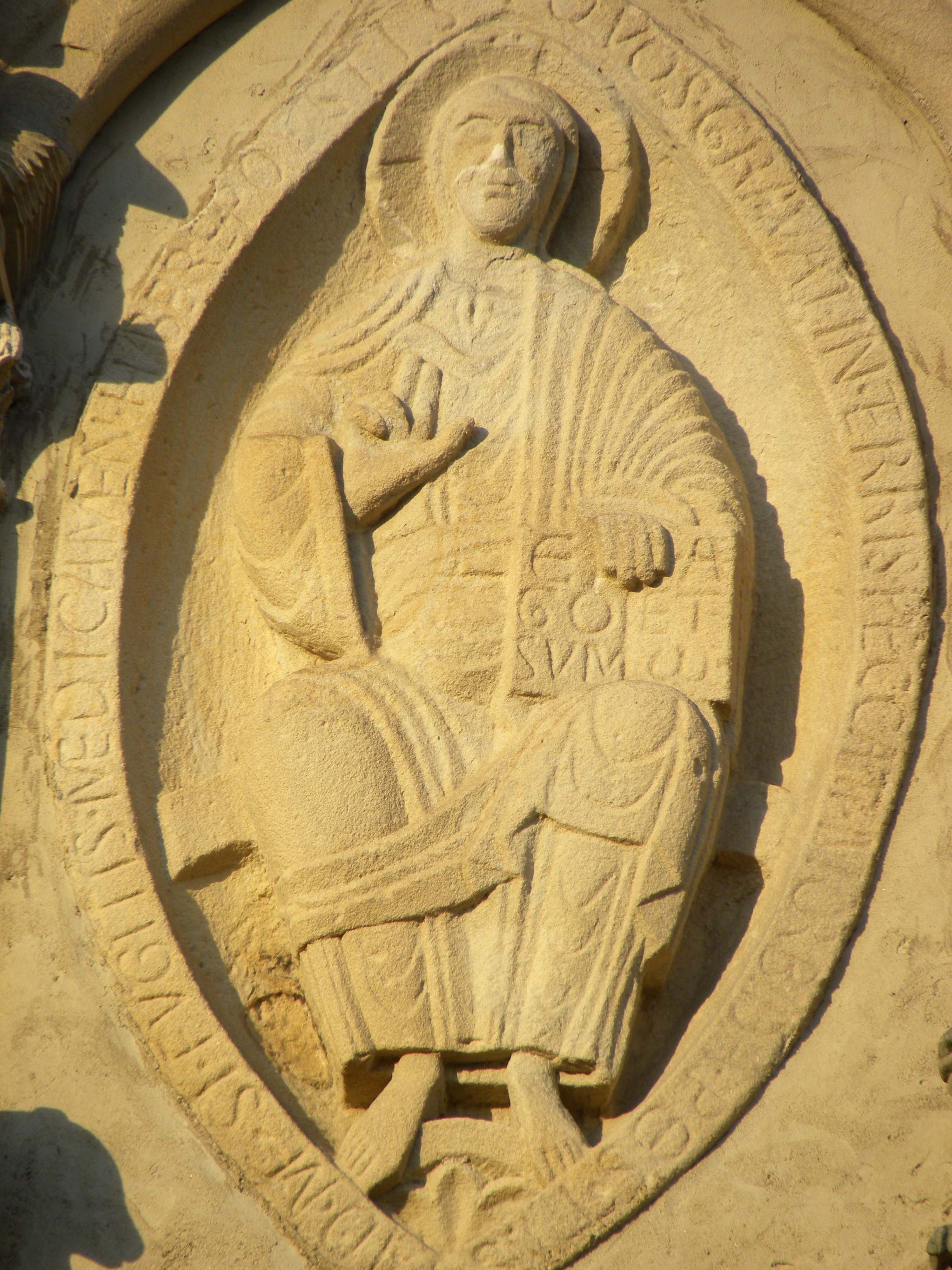 Die romanische Stiftskirche in Ravengiersburg: Christus in der Mandorla. Wahrscheinlich 11. Jahrhundert aus dem Vorgängerbau Ego sum Alpha et Omega Ich bin der Anfang und das Ende Quos gravat in terris peccatam… Die ihr gebunden seid Durch der Sünde Krankheit flieht ihr zu mir findet ihr reiche Medizin Foto: A. d´Orfey