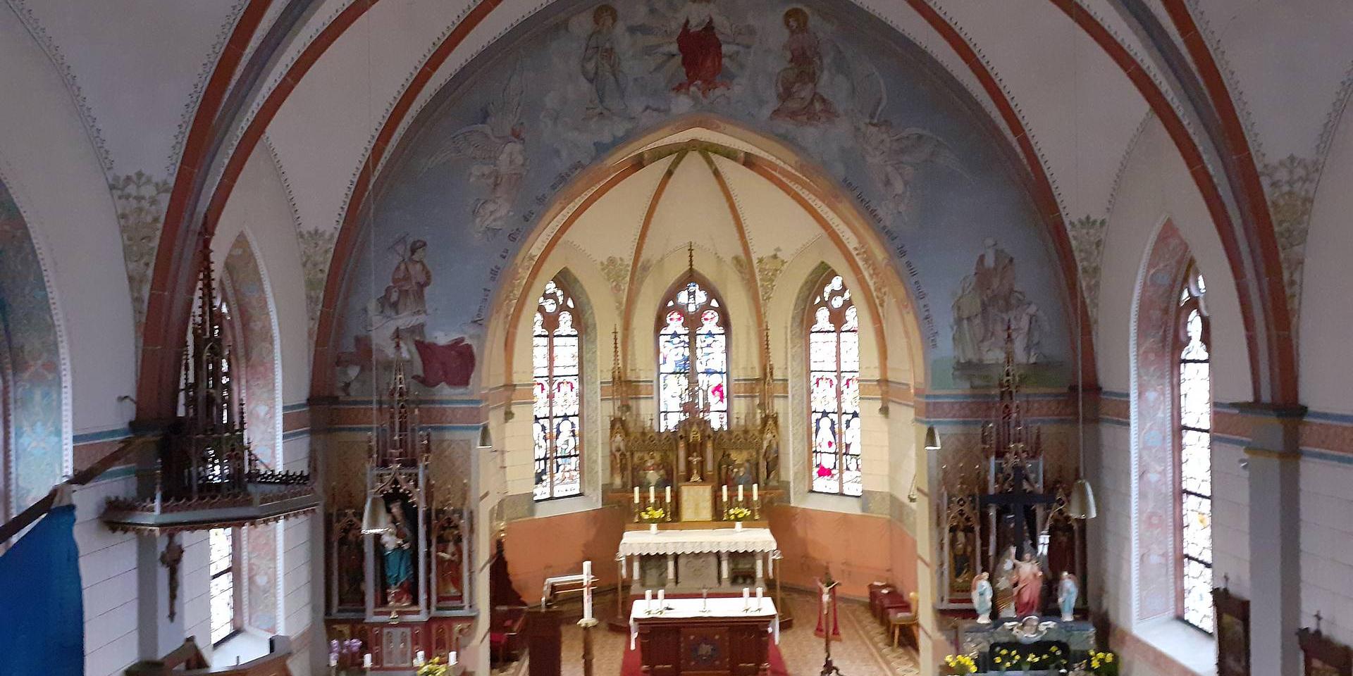 Der Innenraum von St. Johannes Nepomuk in Rayerschied