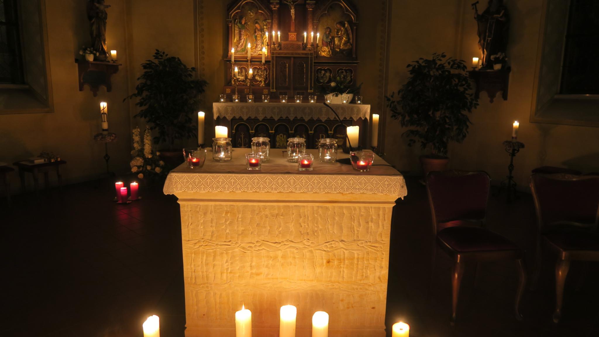 über 100 Kerzen erhellten die St. Antonius-Kirche in Liebshausen