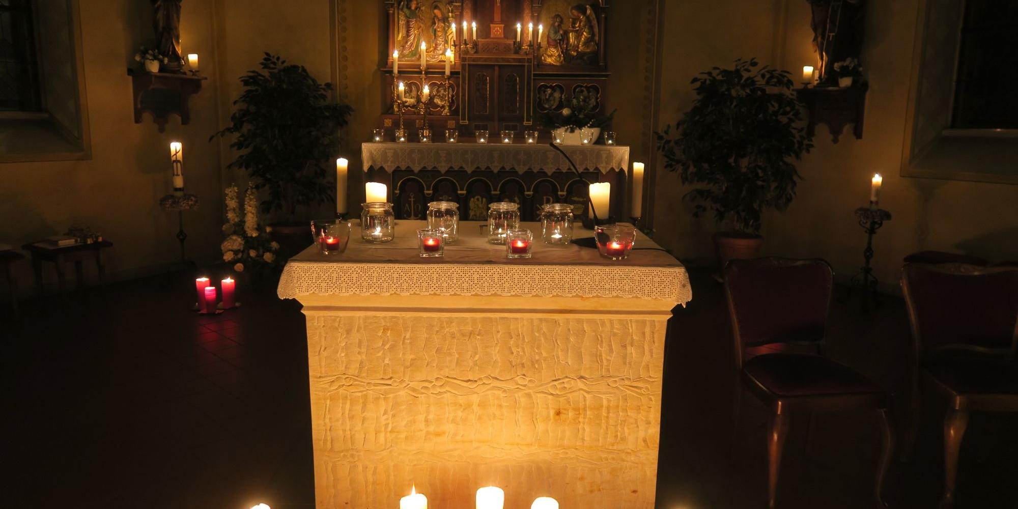 über 100 Kerzen erhellten die St. Antonius-Kirche in Liebshausen